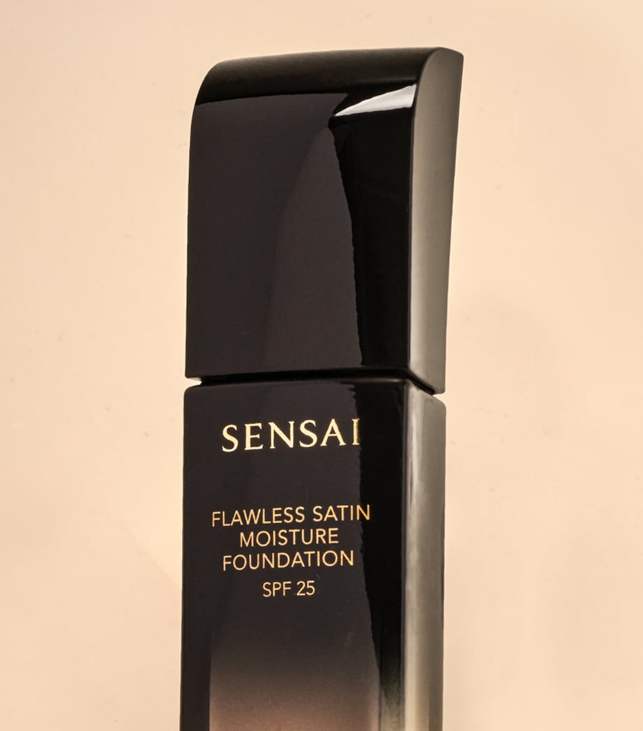 Flawless Satin Moisture Foundation SPF 25 FS202 OCHRE BEIGE Image 3