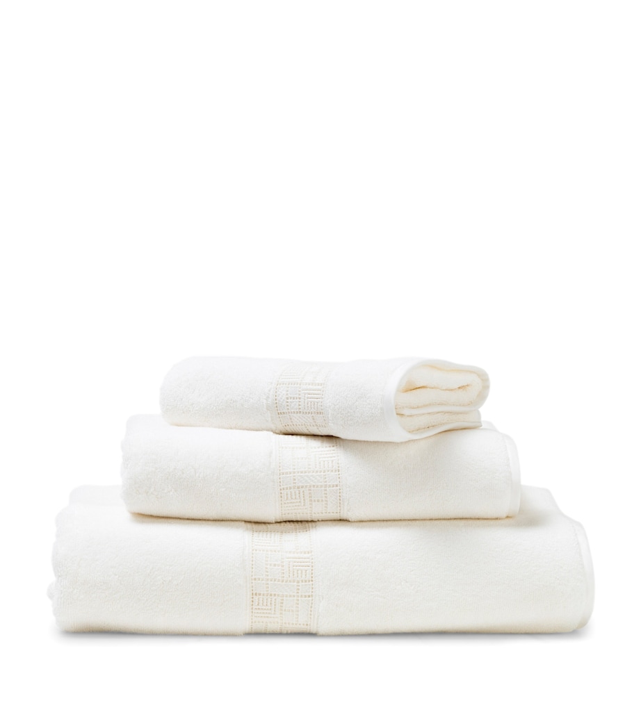 Maze Lace Hand Towel 2136 - MILK Image 1