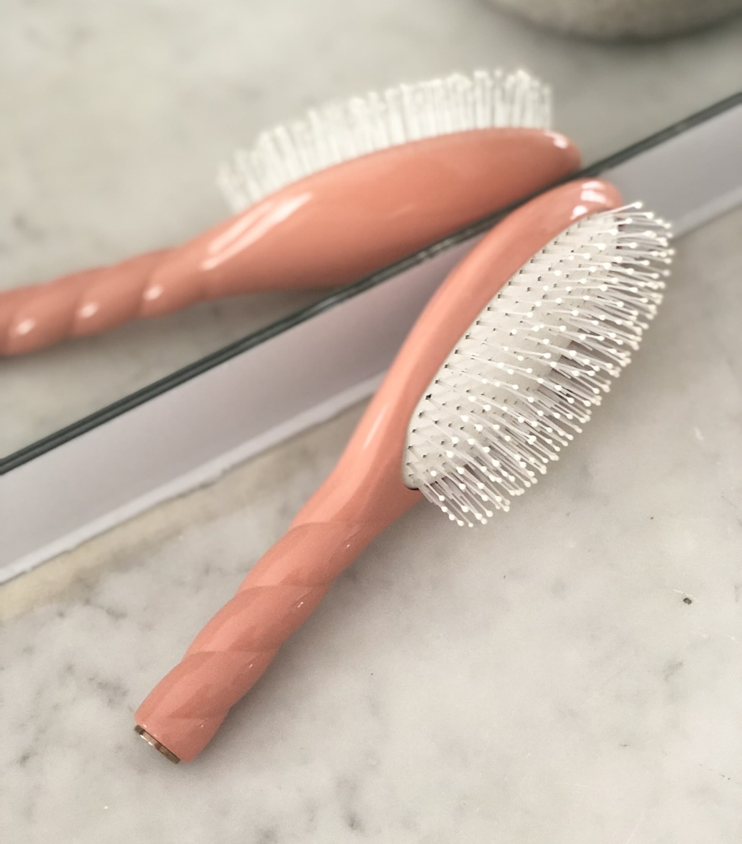 N.04 The Miracle Detangling Scalp Brush CORAL Image 2