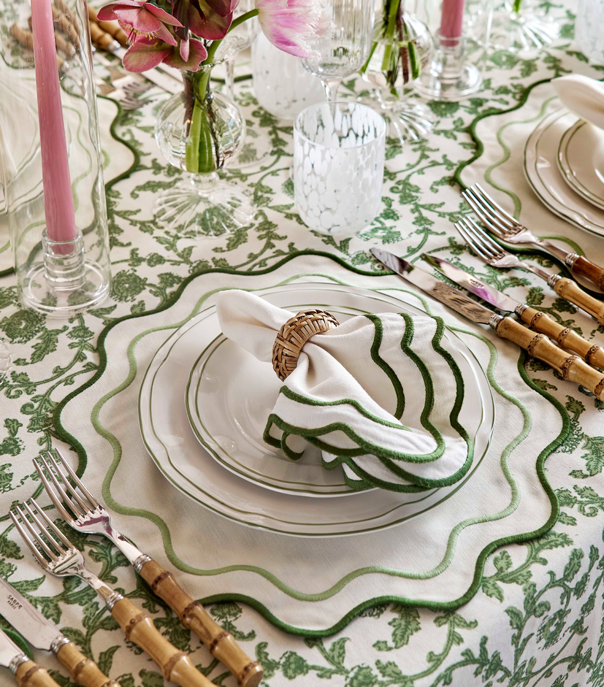 Set of 4 Apple Placemats (35cm x 46cm) WHITE/ GREEN Image 2