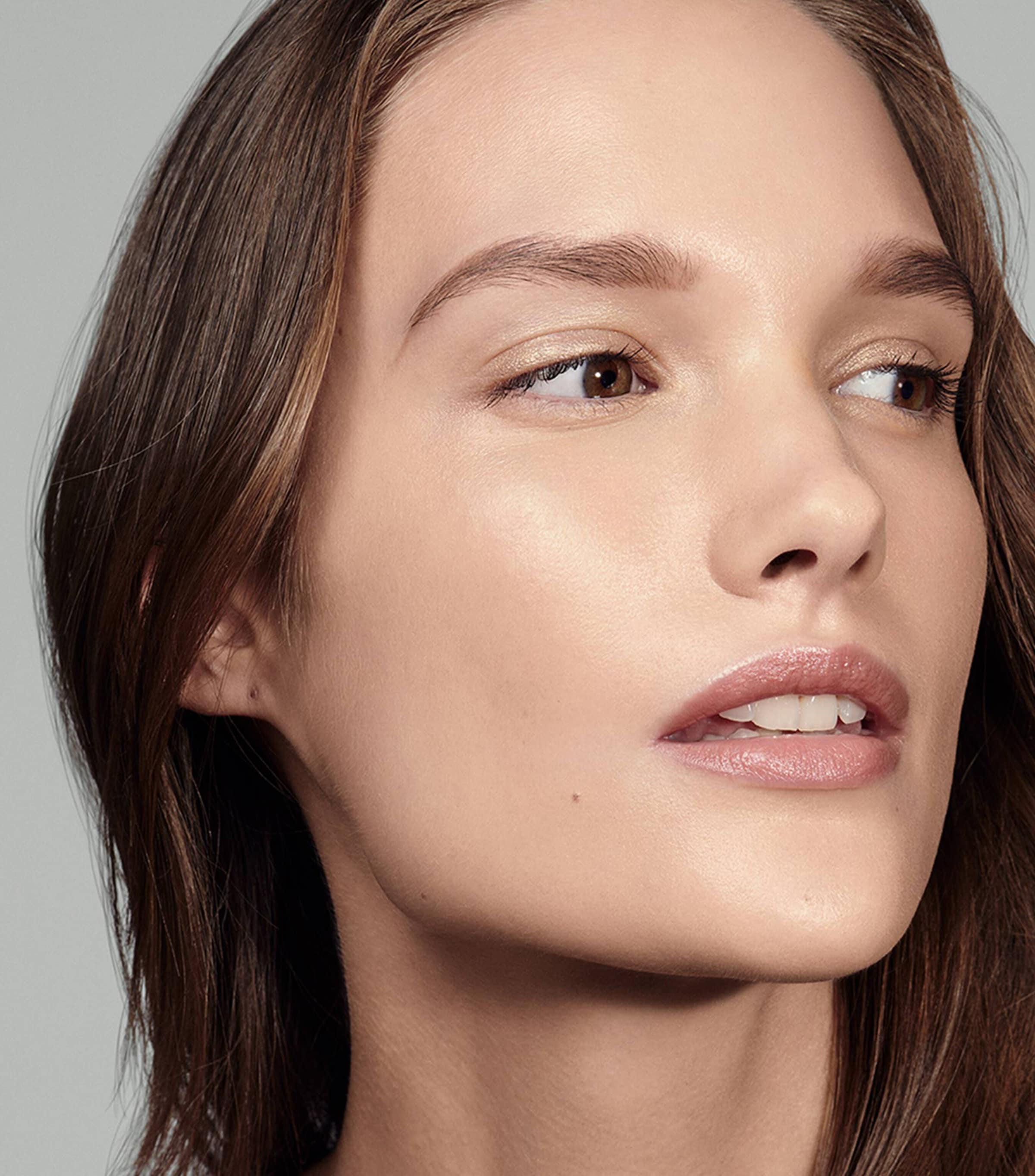 Futurist Hydra Rescue Moisturising Foundation SPF 45 1N2 ECRU Image 3