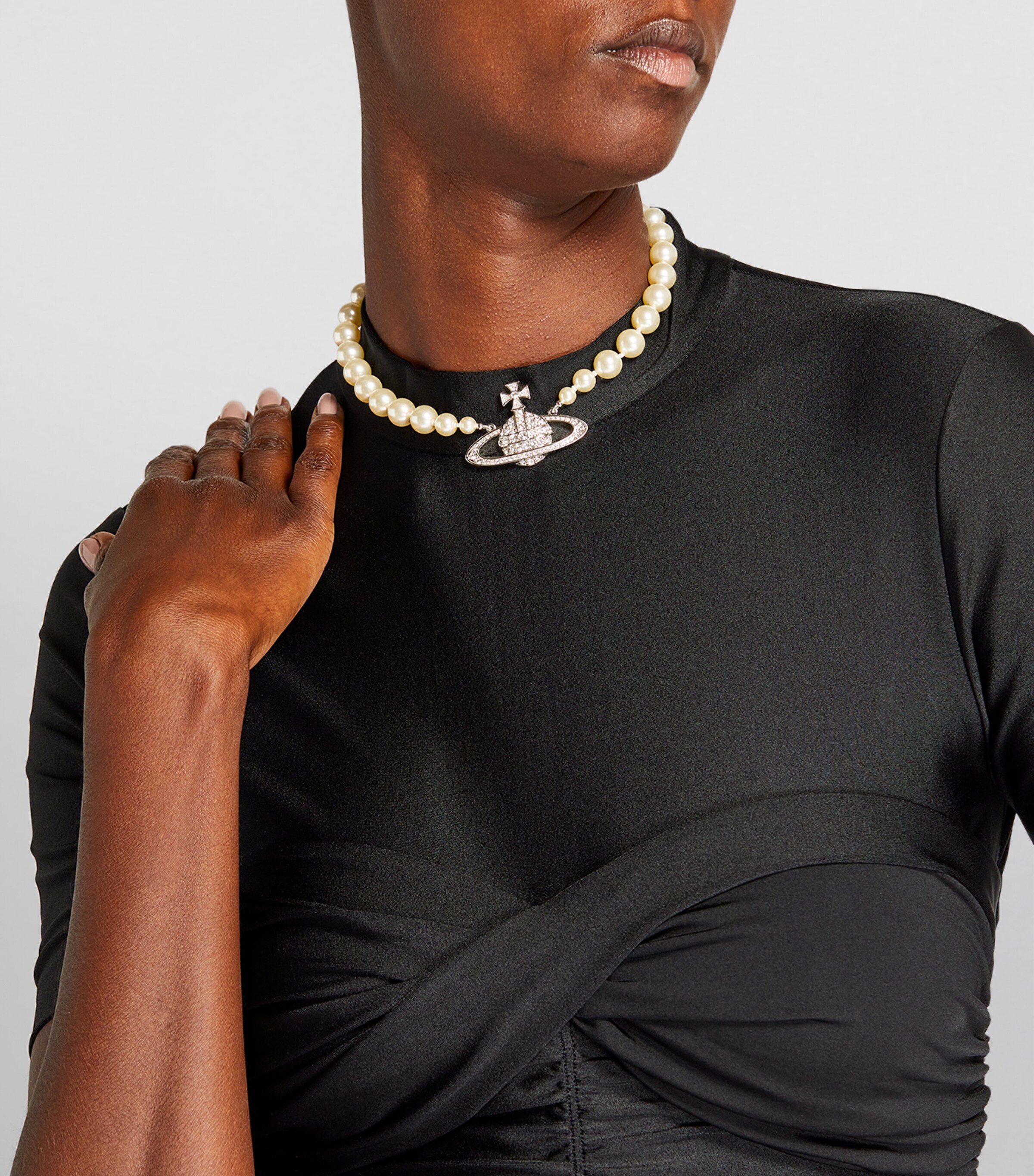 Vivienne Westwood One Row Pearl Bas Relief Choker | Harrods US