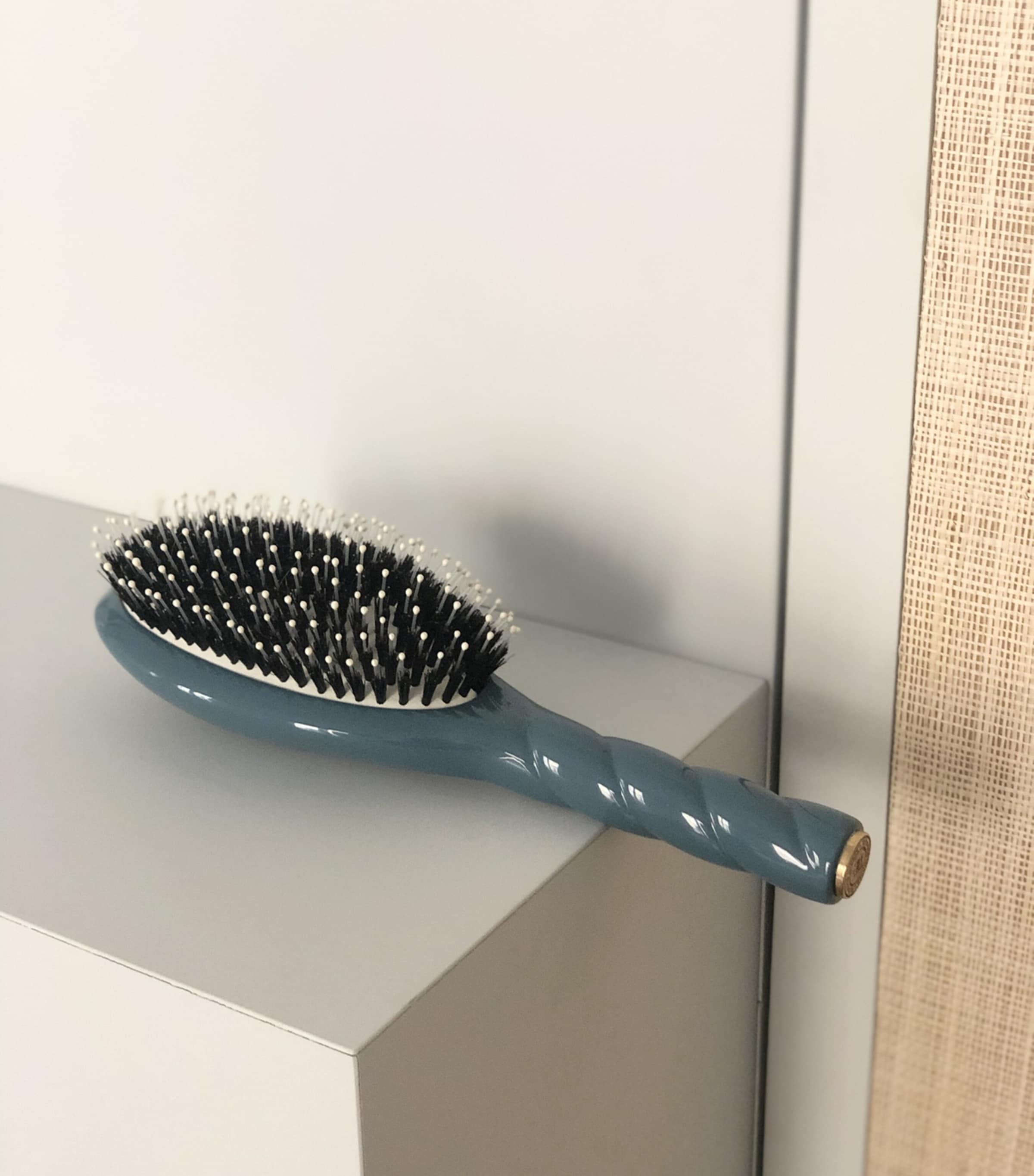 N.03 The Essential Soft Hairbrush INK BLUE Image 3