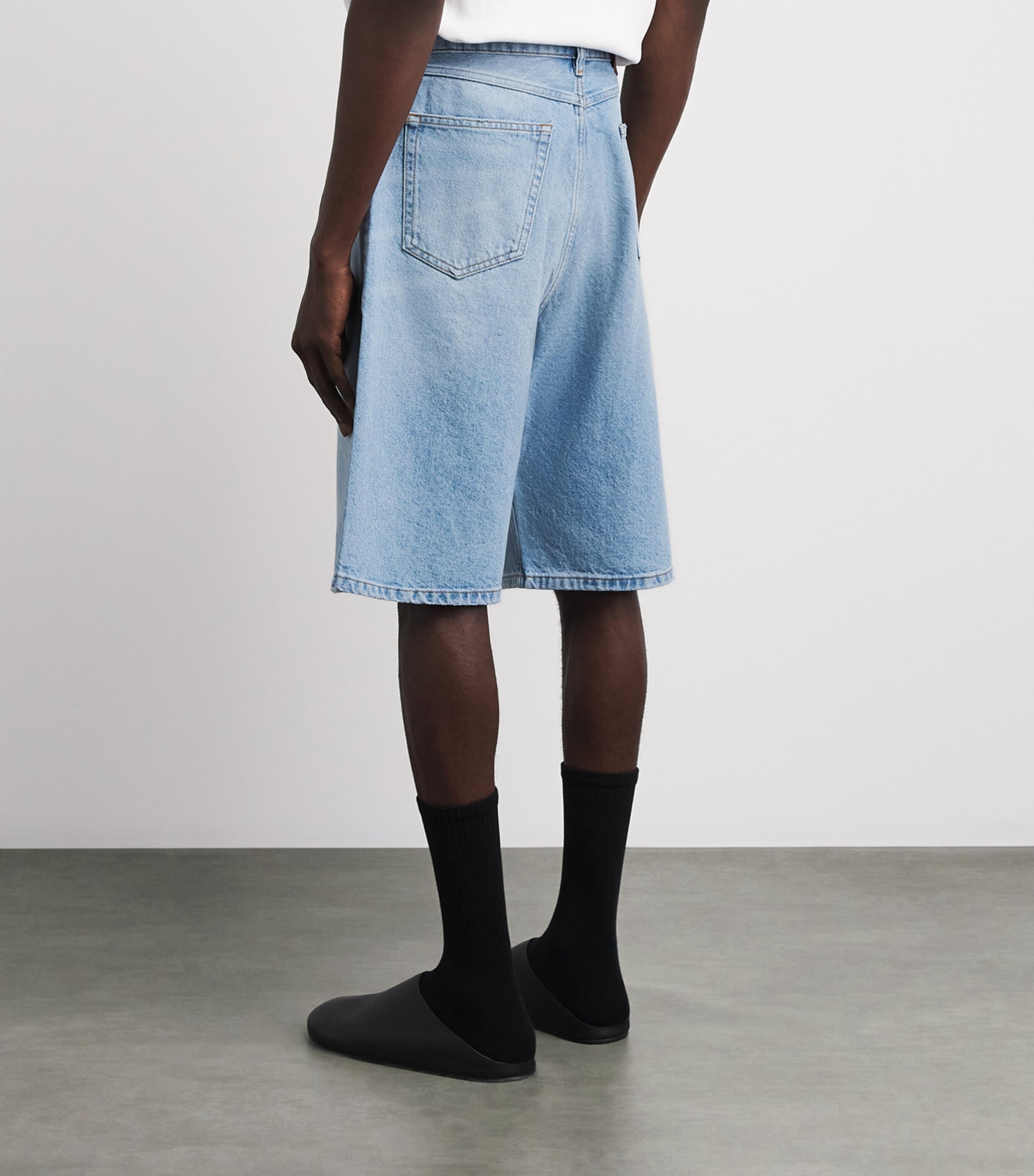 Studio Nicholson Mens Marylebone Wide-Leg Denim Shorts Bleached Wash Image 5