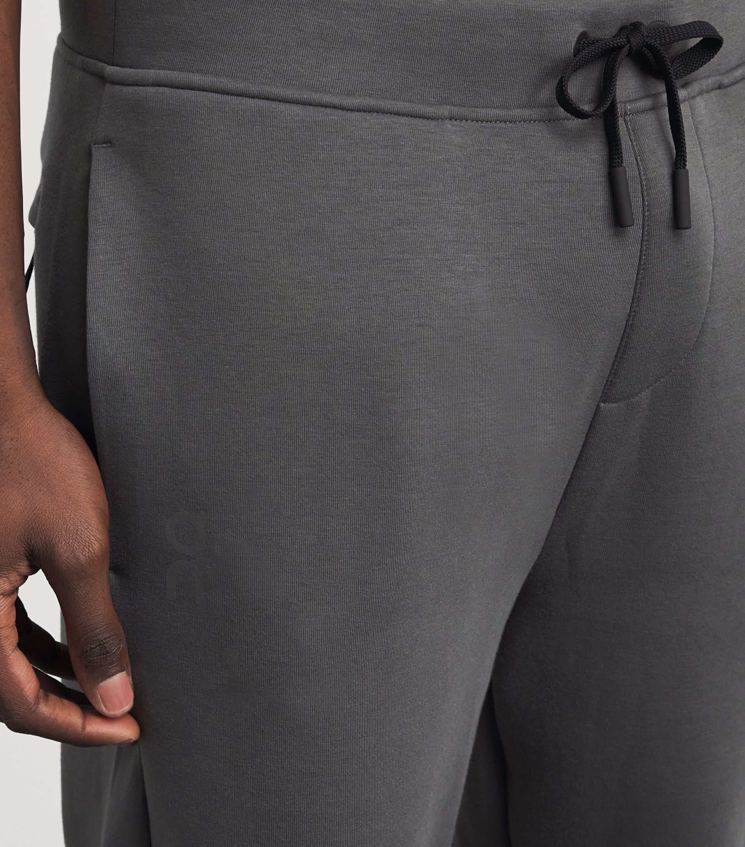 On Mens Cotton-Blend Focus Tech Sweatpants Shadow Image 3