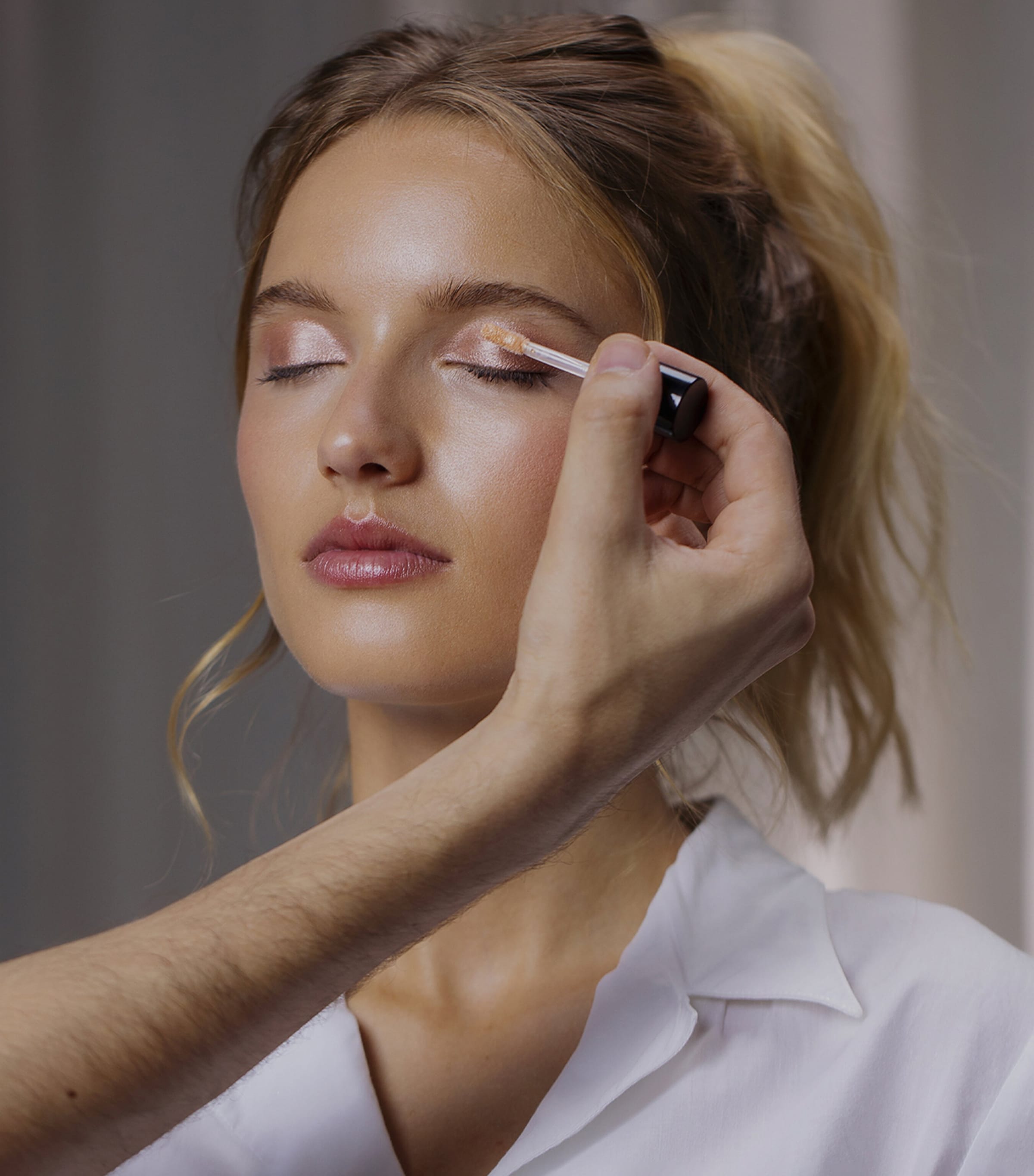 Ombre Eclat Liquide Eyeshadow 1 CHAMPAGNE Image 4