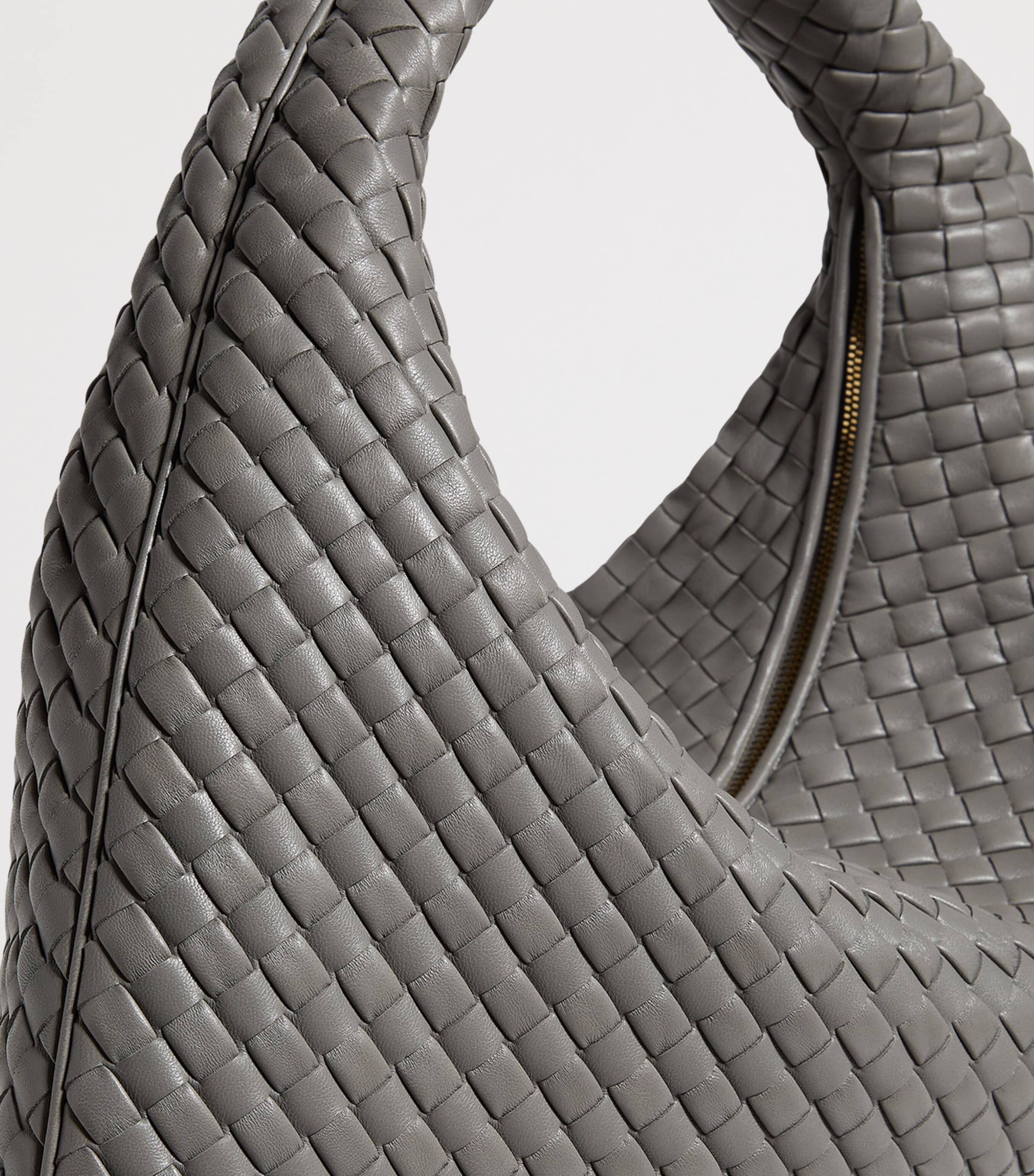 Bottega Veneta Womens Maxi Leather Veneta Shoulder Bag Image 4