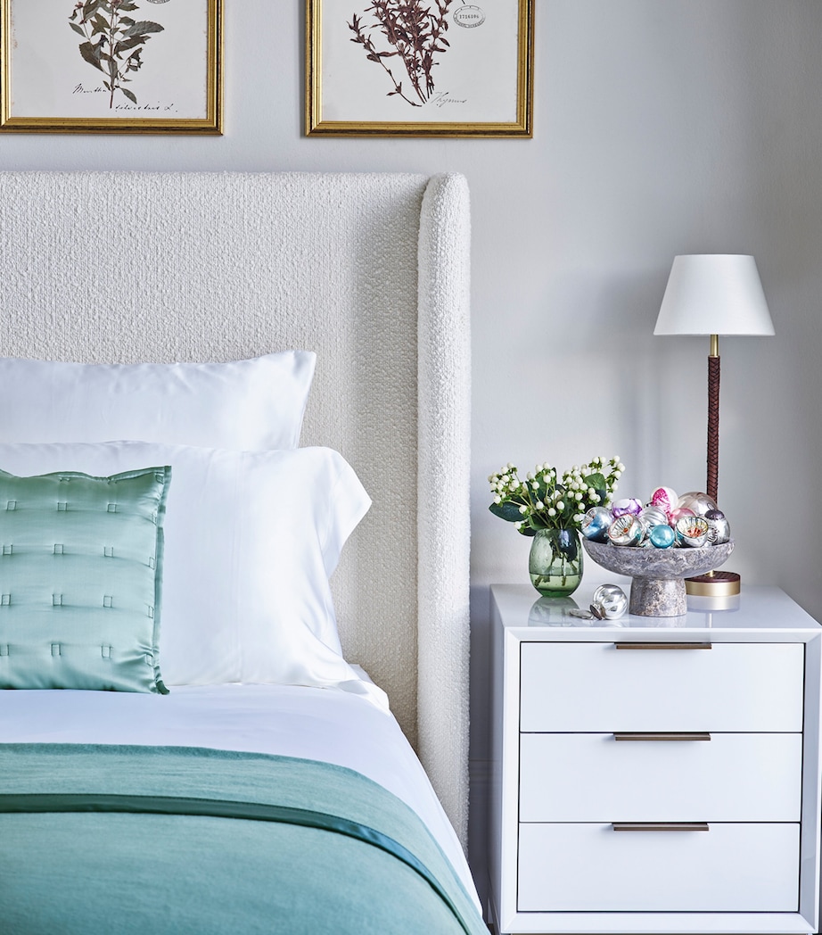 Silk Double Fitted Sheet (140cm x 200cm) WHITE Image 3