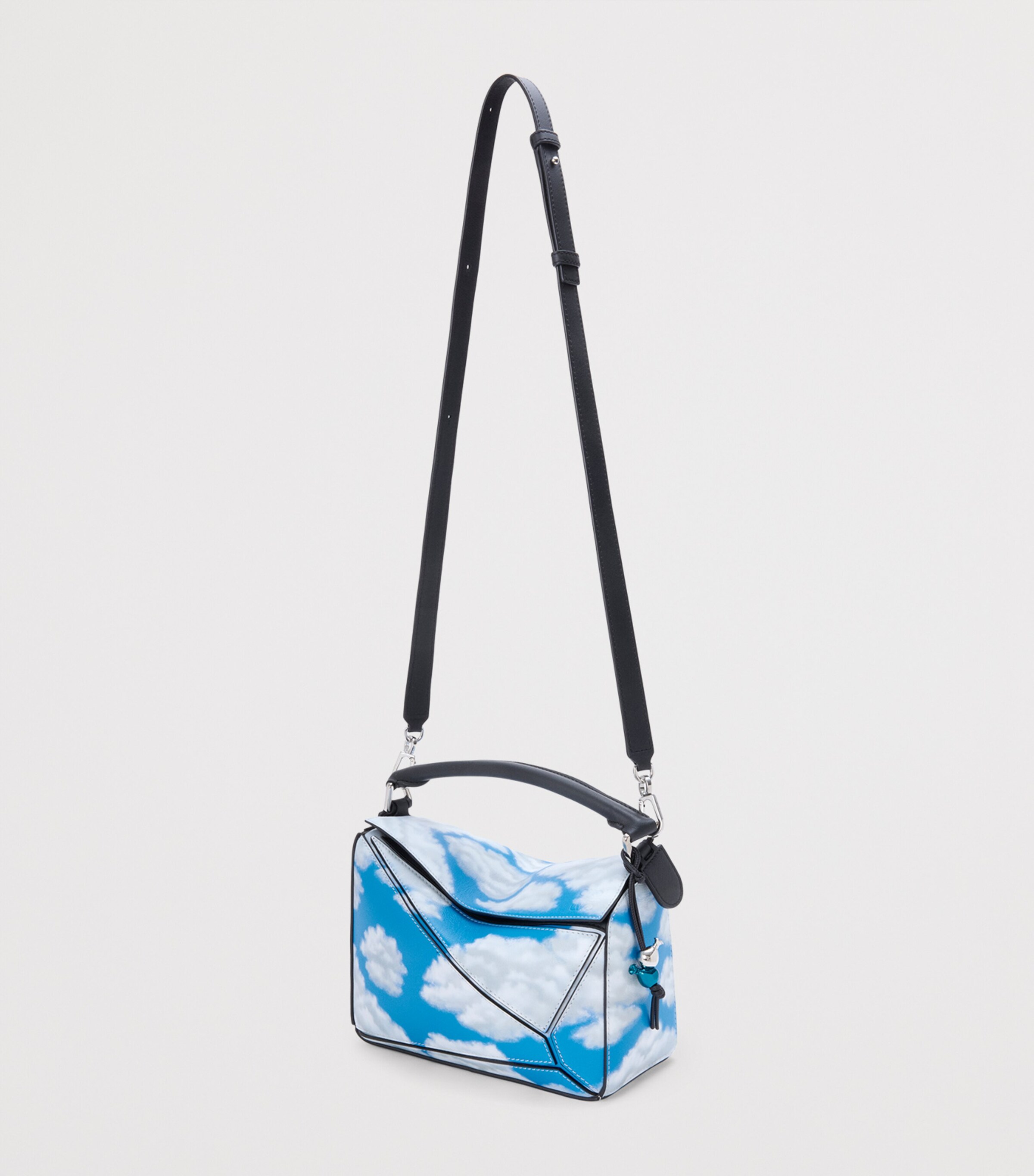 限定生産【LOEWE】Puzzle10 (04) Cloud LOEWE CELEBRATES THE 'PUZZLE' BAG'S 10-YEAR REIGN WITH A