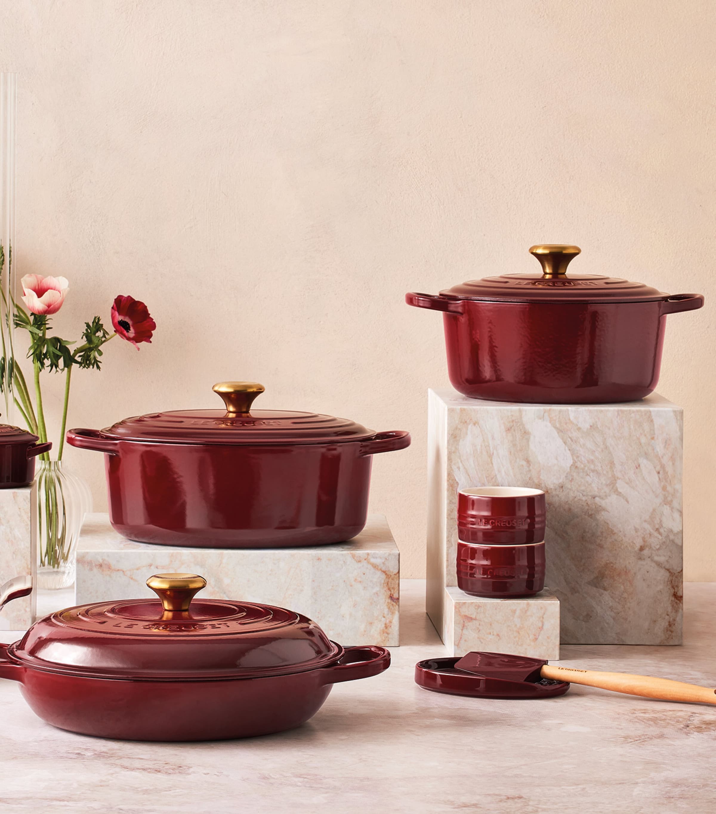 Le Creuset Cast Iron Round Casserole Dish (24cm) Garnet Image 6