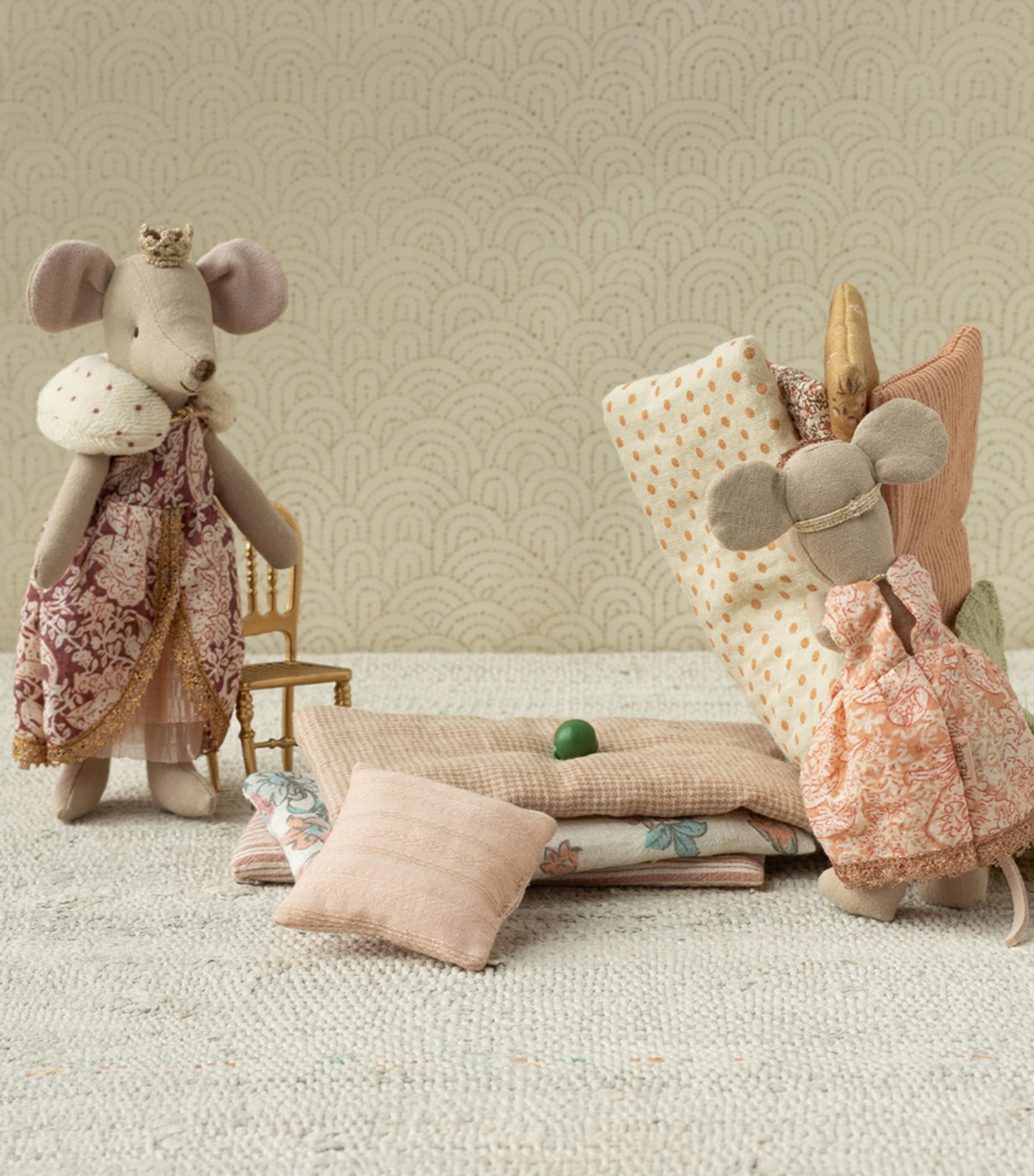 Maileg The Princess Mouse and the Pea Box Set (17cm) Image 2