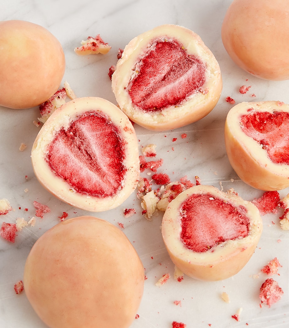 White Chocolate Strawberries (225g) NO COLOUR Image 4