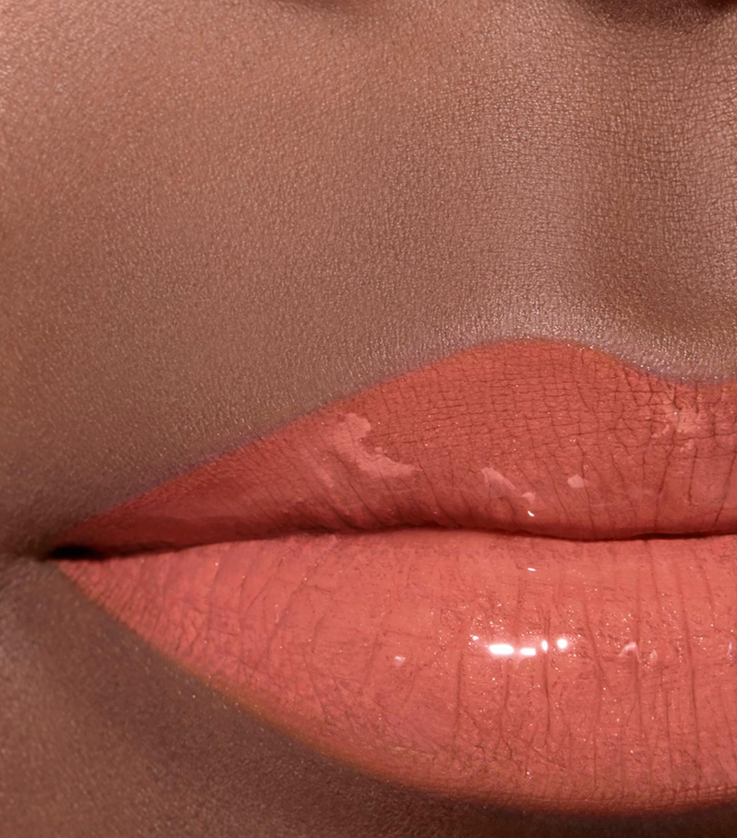 CHANEL LE ROUGE DUO ULTRA TENUE Liquid Lip Colour Feel Image 4