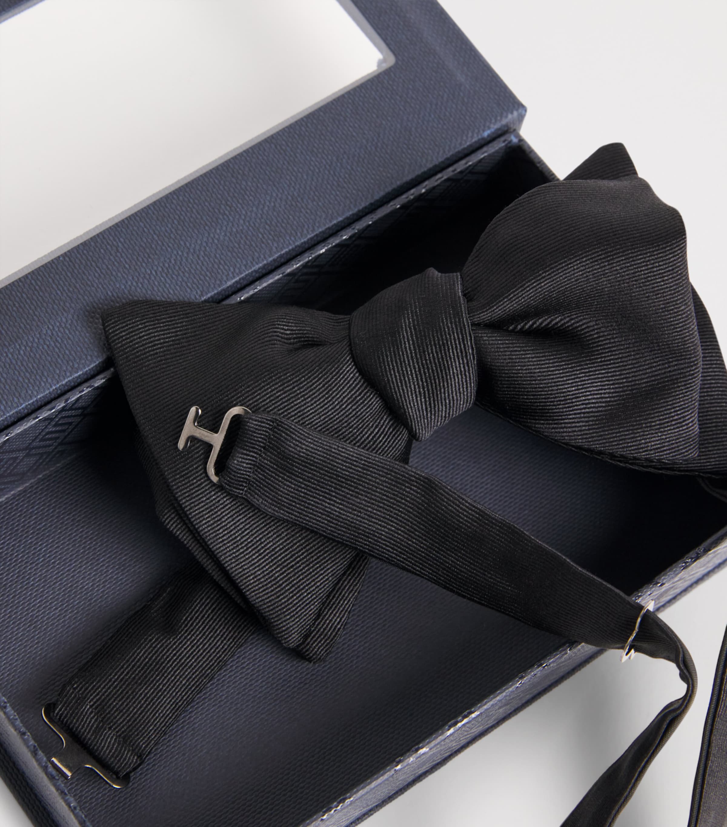 Silk Pre-Tied Bow Tie 18 Image 4