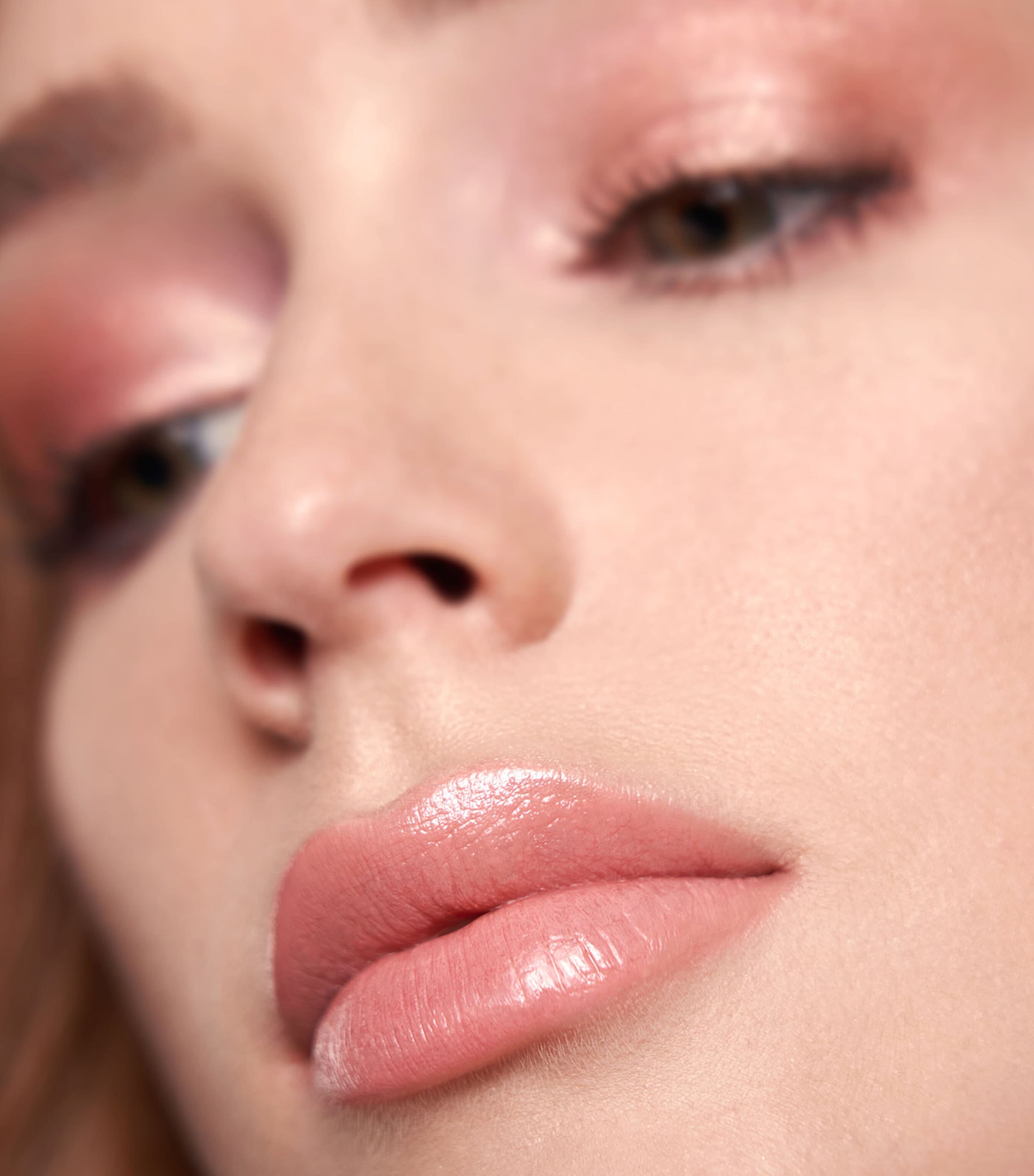 Huda Beauty Power Bullet Cream Glow Angel Image 2