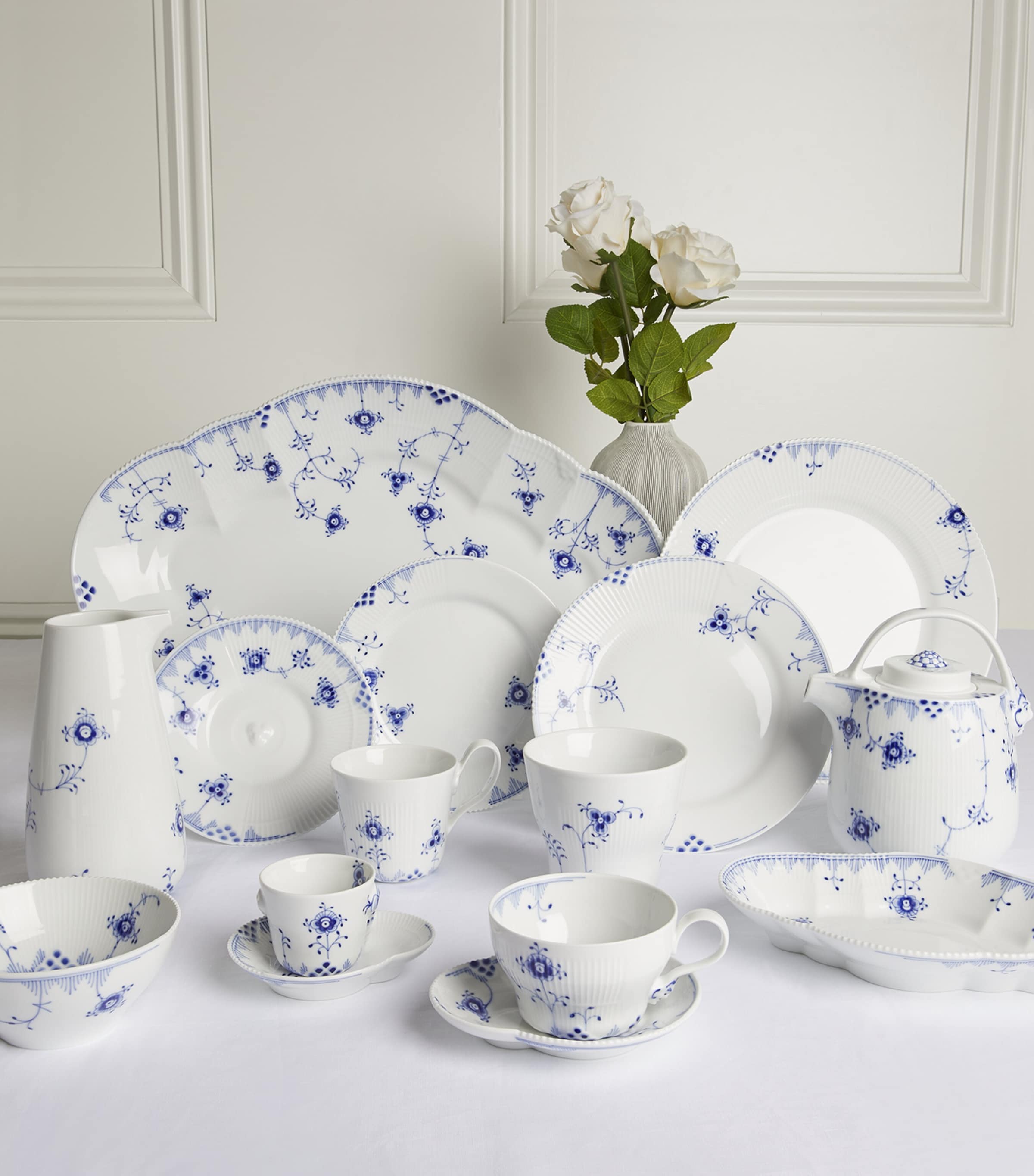 S859◆【SALE】◆ ROYAL COPENHAGEN ◆ フルレース * ブルーフルーテッド ◆ サラダプレート * 直径17㎝ 皿 ◆ 1087番 ◆ ROYAL COPENHAGEN HANDPAINTED LARGE SERVING BOWL 579 BLUE \u0026 WHITE OUTSTANDING