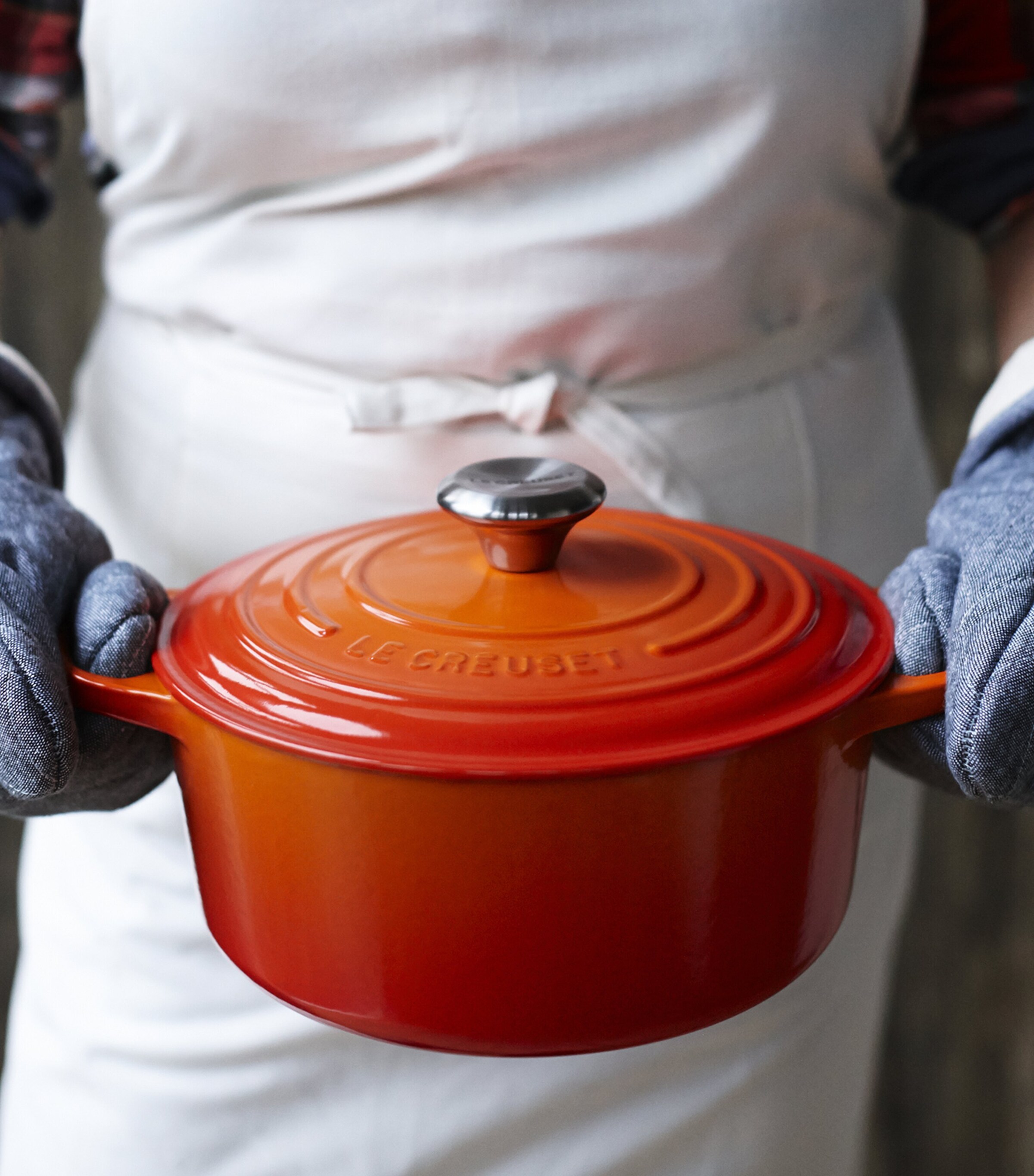 Le Creuset Cast Iron Round Casserole Dish (26cm) Volcanic Image 4