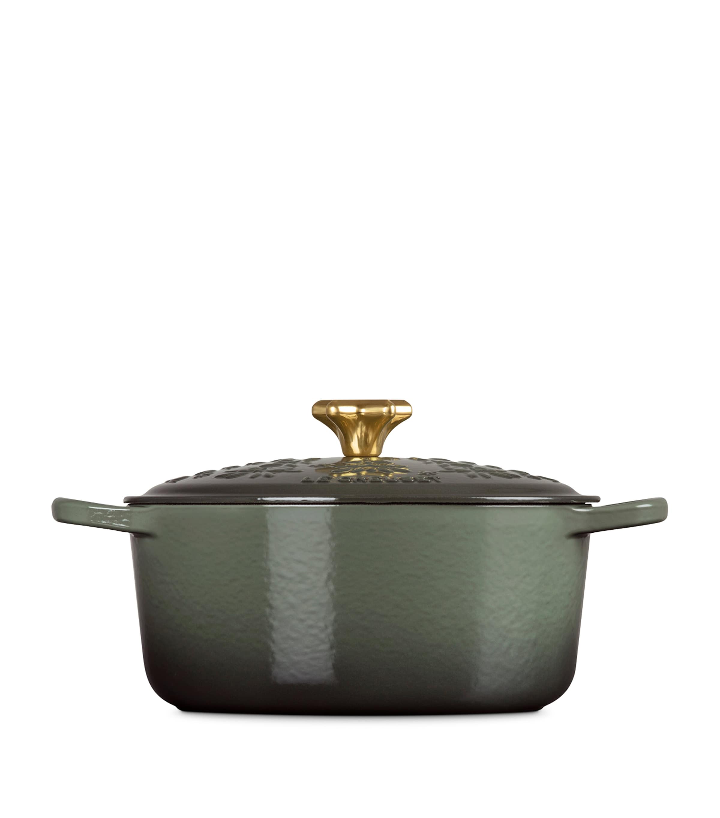 Cast Iron Christmas Round Casserole Dish (24 cm) NO COLOUR Image 3