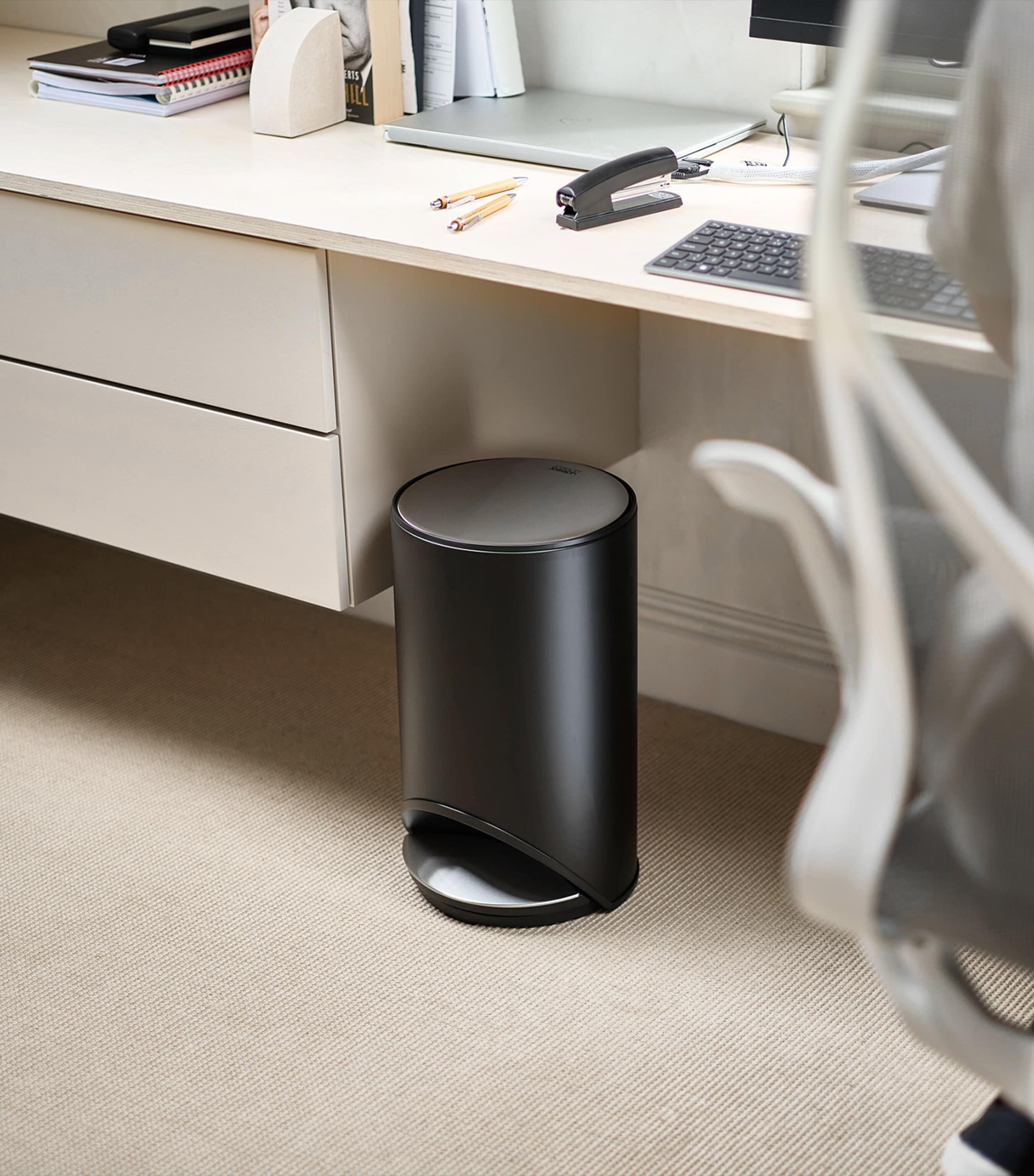 Small Easy-Push Arc Pedal Bin (10L) BLACK Image 2