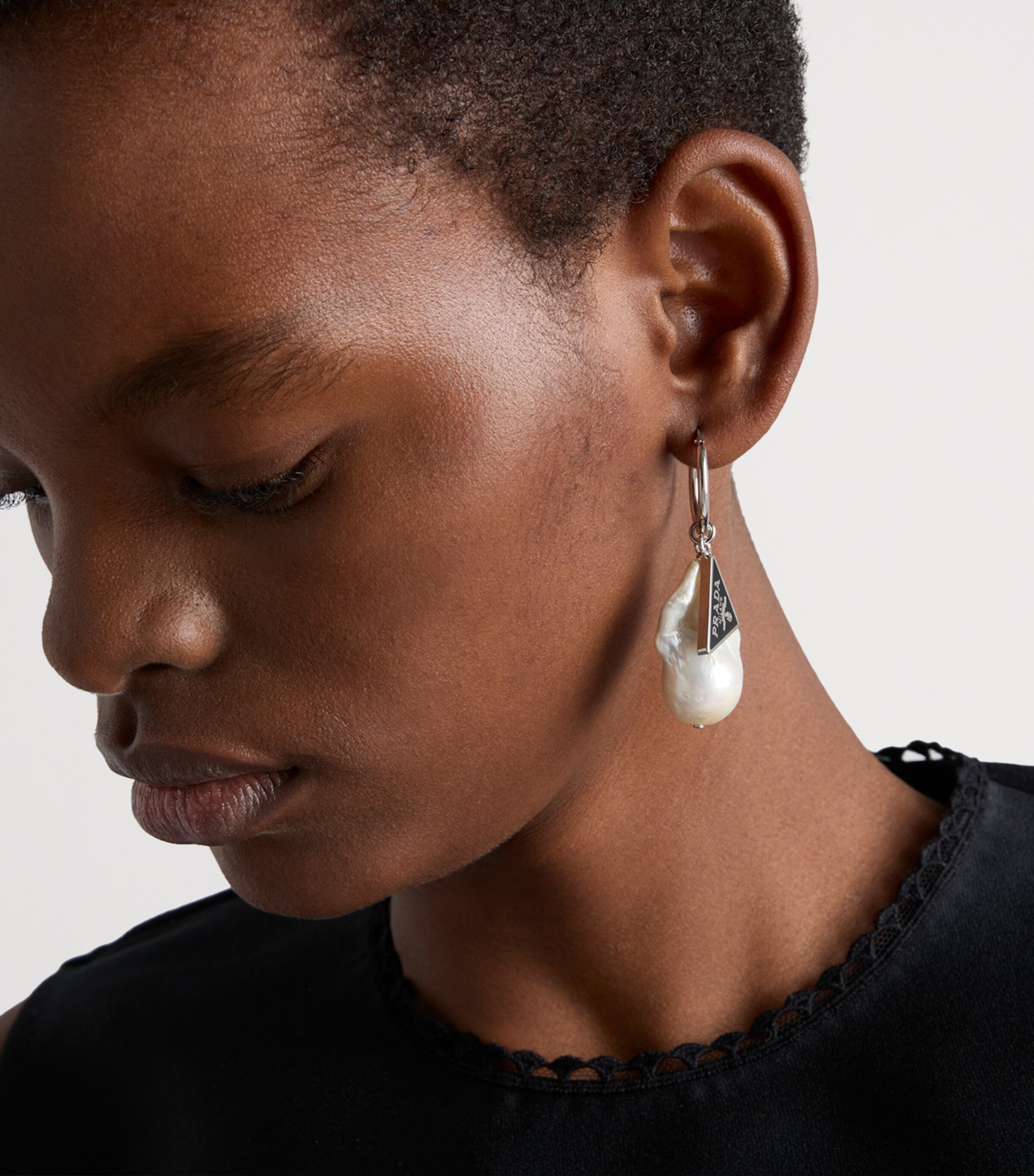 Enamel and Pearl Triangle Hoop Earrings F0Y4P Image 2