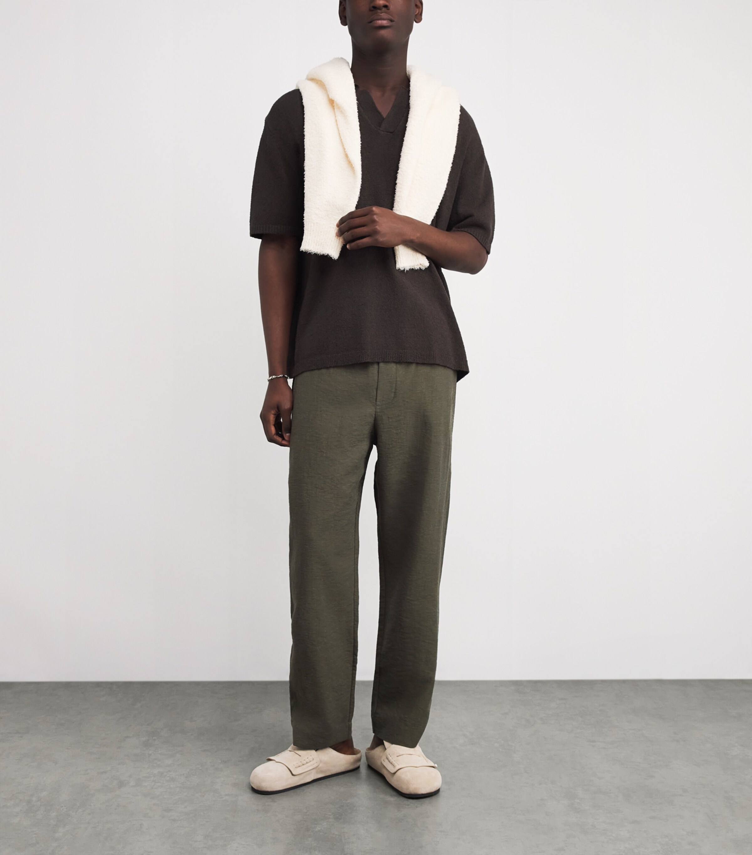COMMAS Mens Wide-Leg Pleated Resort Trousers Dark Chocolate Image 2