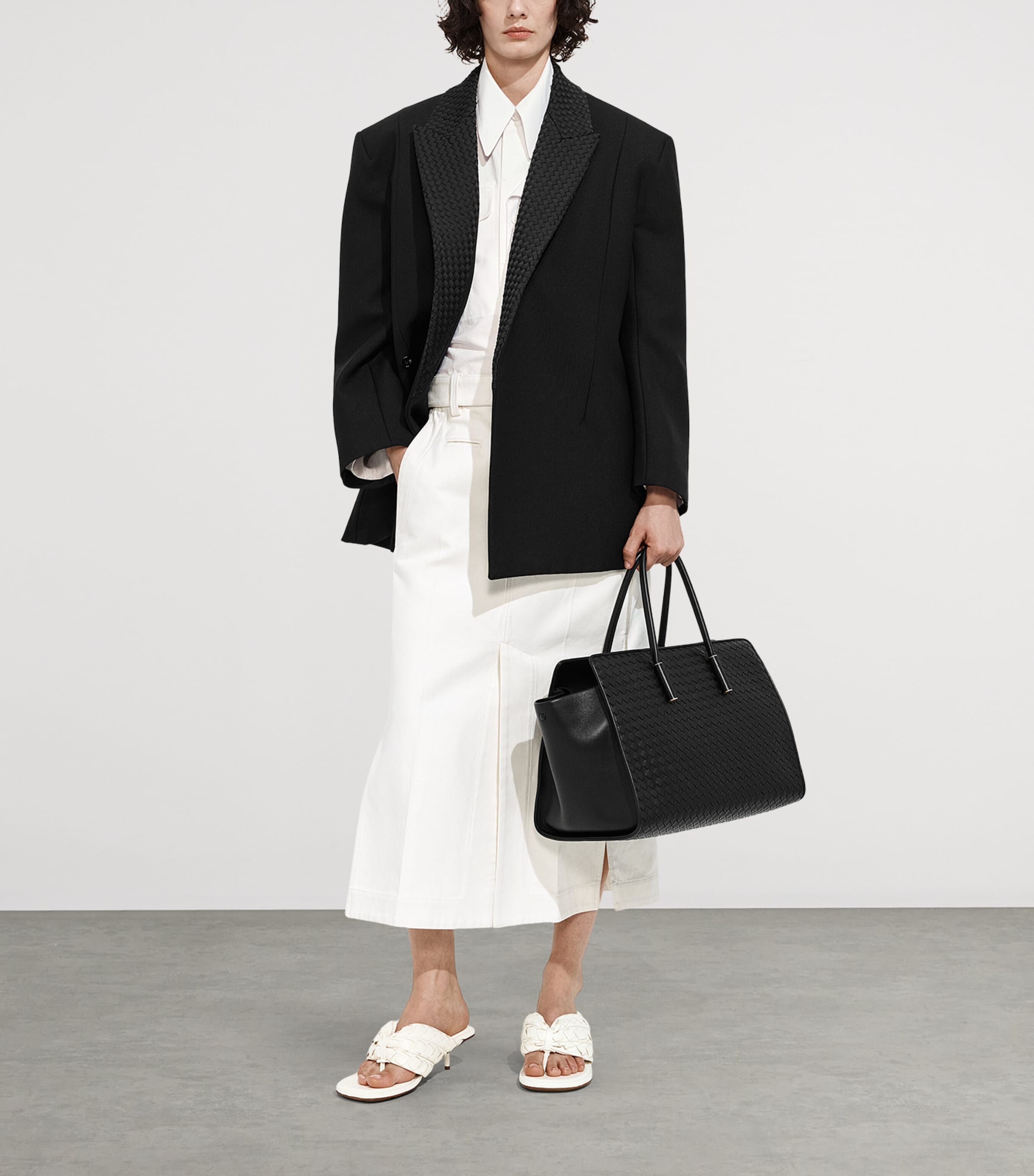 Bottega Veneta Womens Leather Barbara Tote Bag Image 4