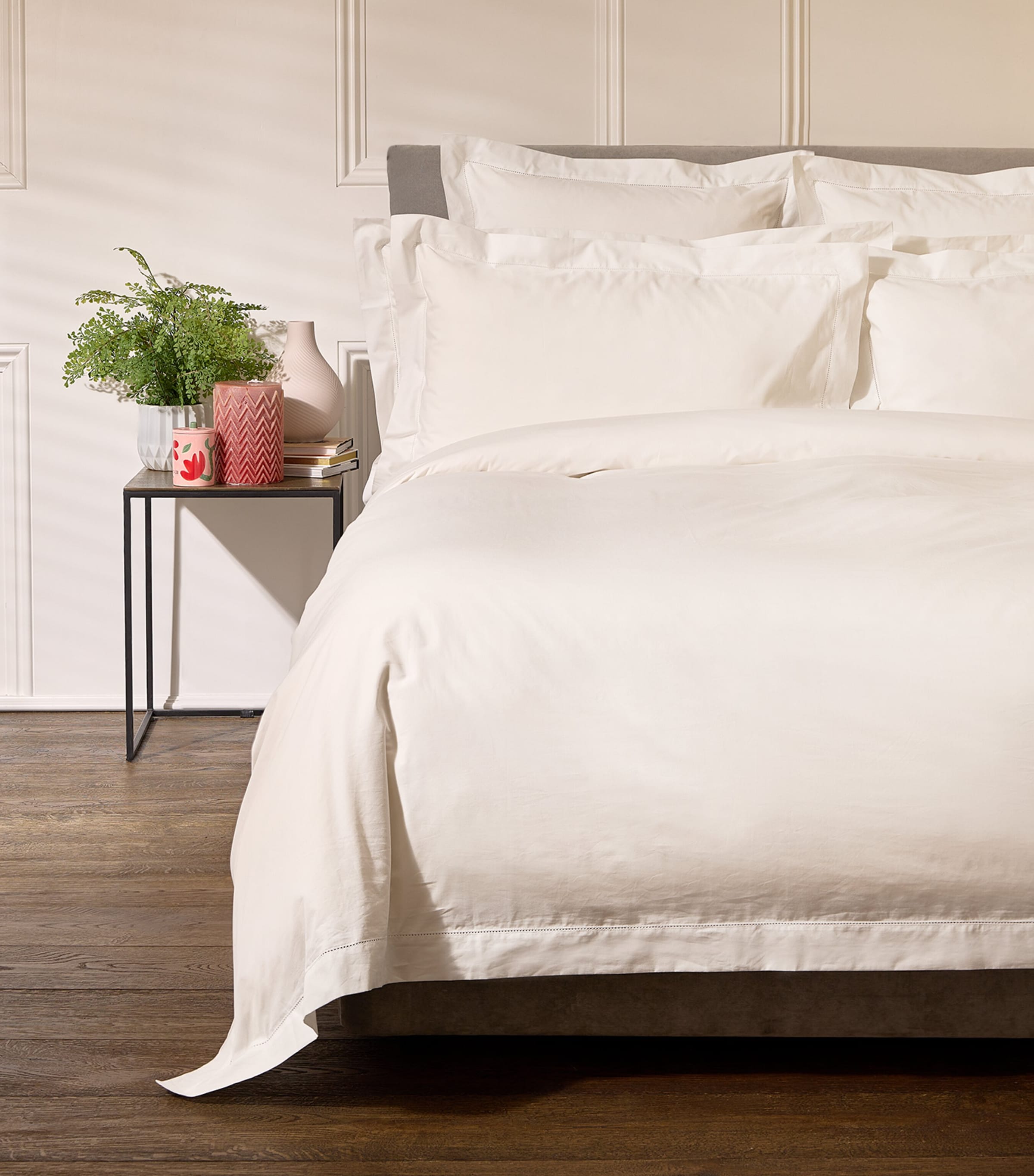 Harrods of London Cadogan Super King Flat Sheet (270cm x 300cm) | Bedding | Bed Linens & Sets | Flat Sheets | Designers | Harrods of London
