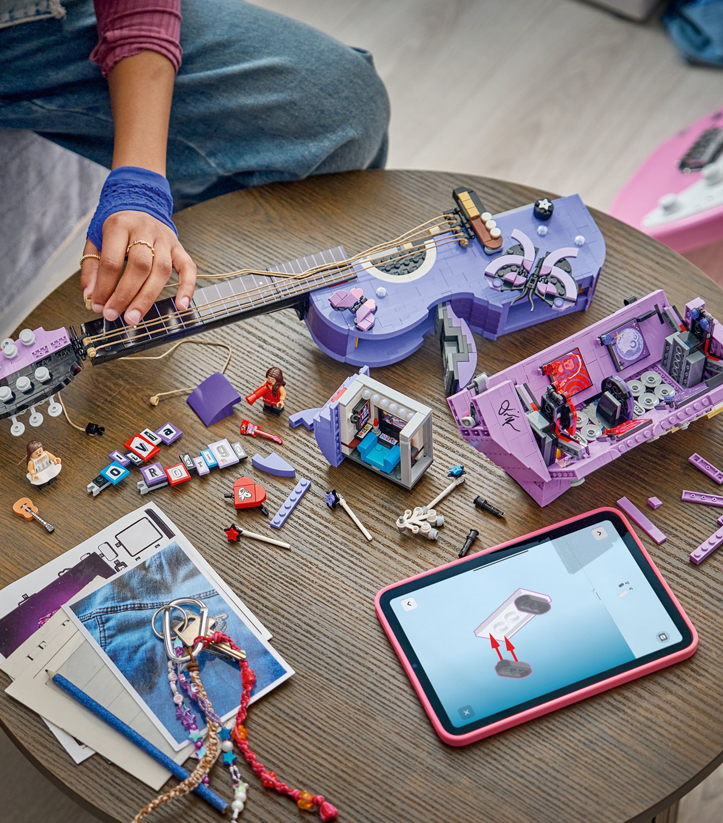 Lego LEGO Editions Olivia Rodrigo's Dual Guitar 43031 Image 3