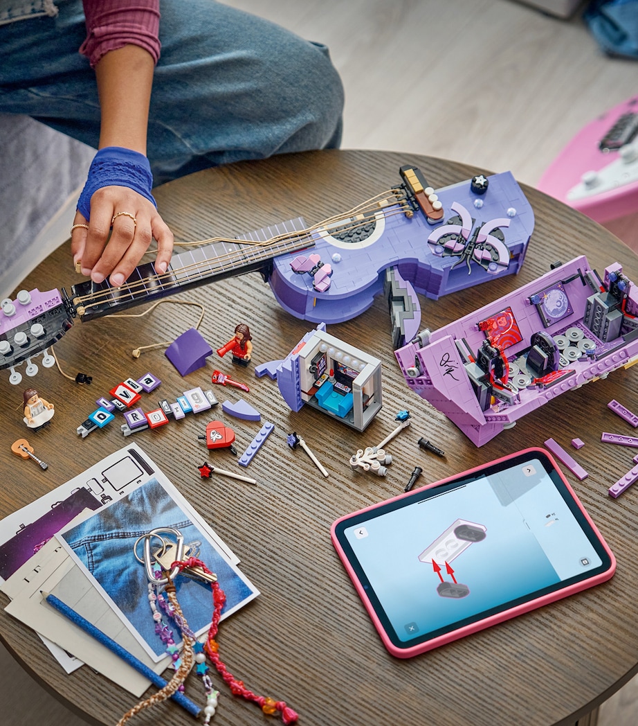 Lego LEGO Editions Olivia Rodrigo's Dual Guitar 43031 Image 3