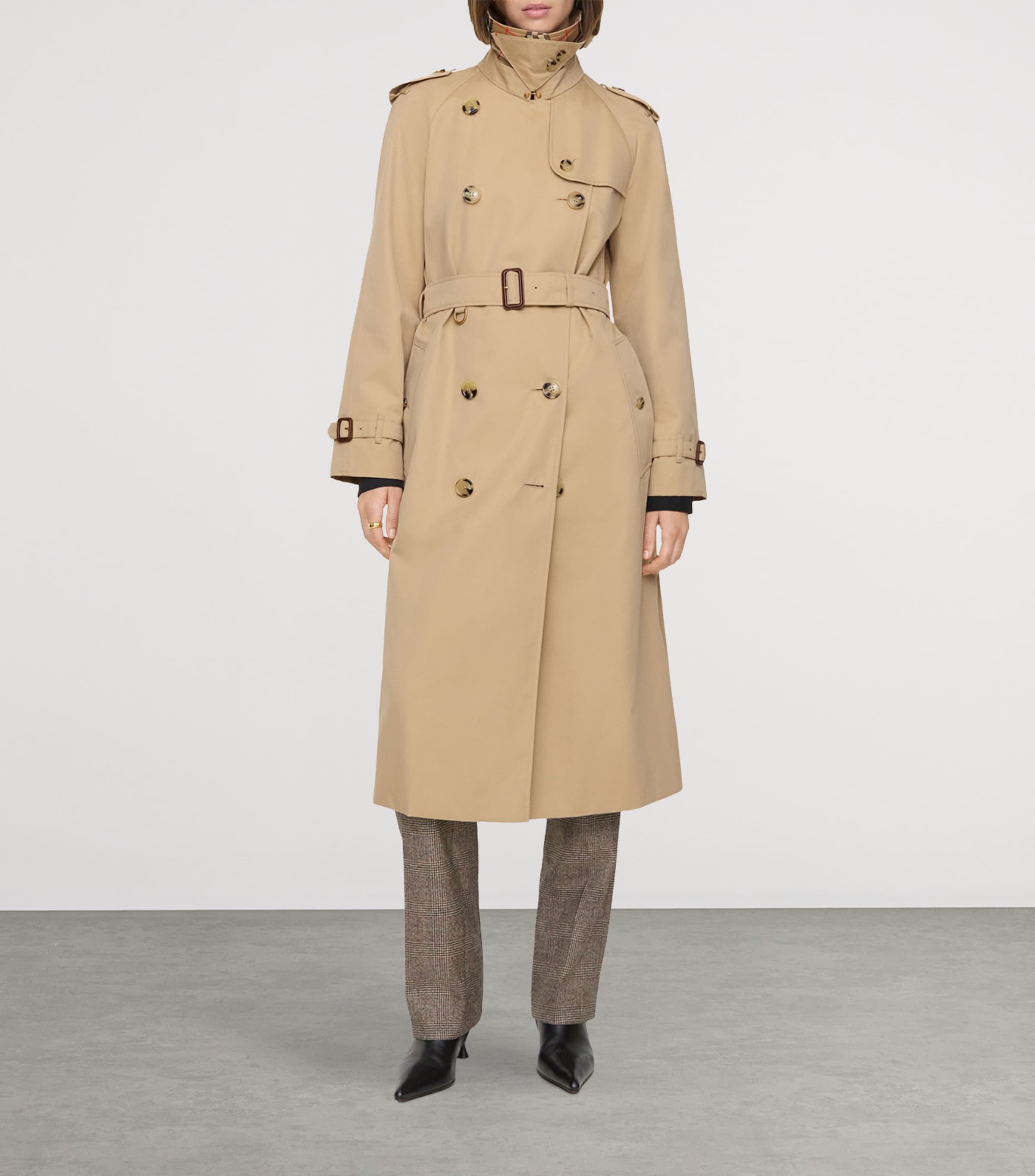 Burberry Beige Gabardine Waterloo Heritage Trench Coat | Harrods US