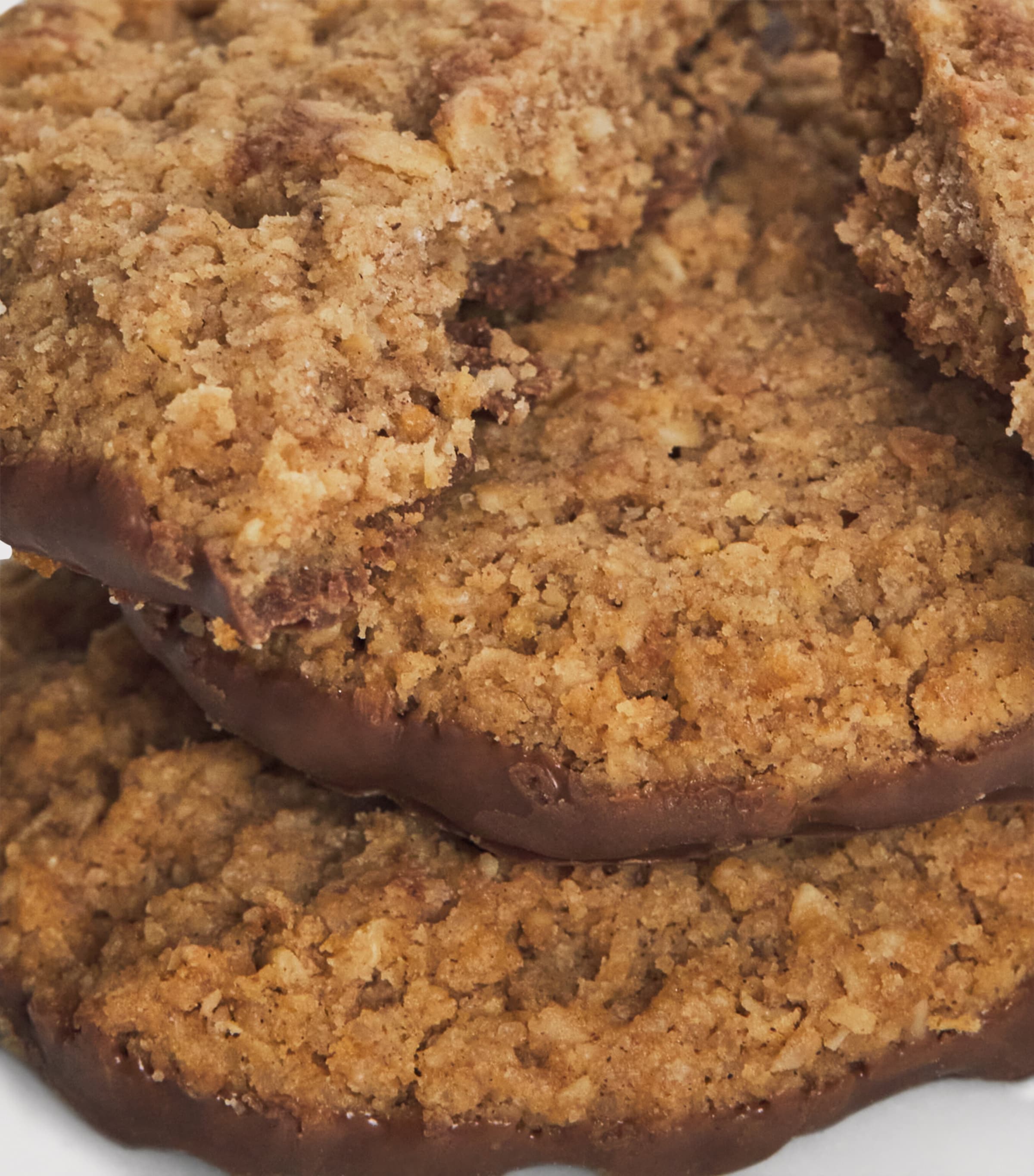 Milk Chocolate and Cinnamon Oaty Crunch Biscuit Tin (200g) NO COLOUR Image 3