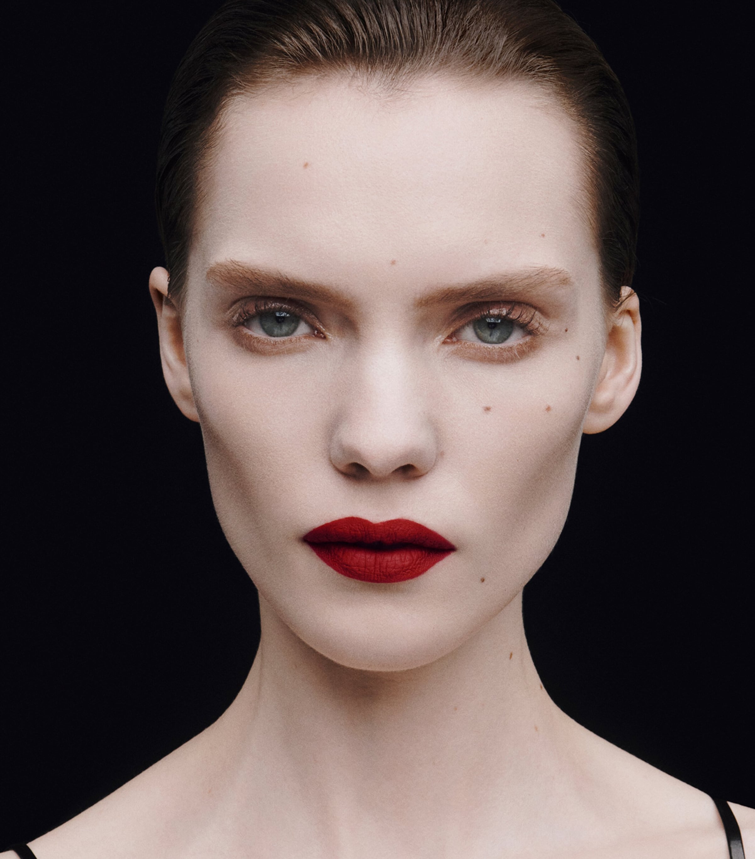 TOM FORD Liquid Lip Luxe Matte Scarlet Stiletto Image 6
