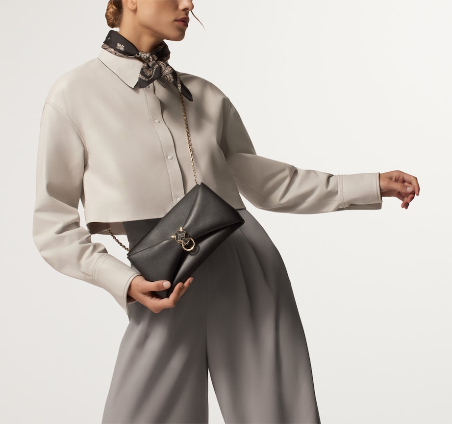 Leather Panthère de Cartier Chain Pouch BLACK Image 6