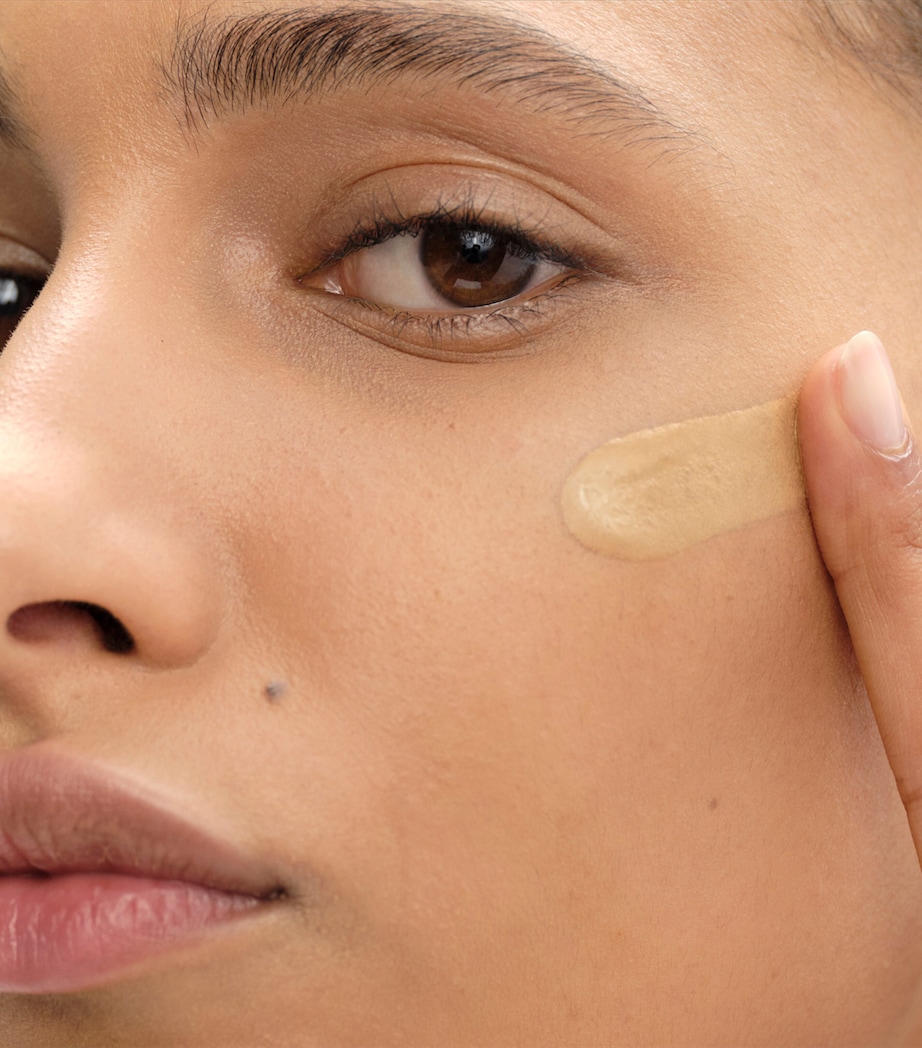 Reveal Skin Optimising Foundation MW40 Image 4