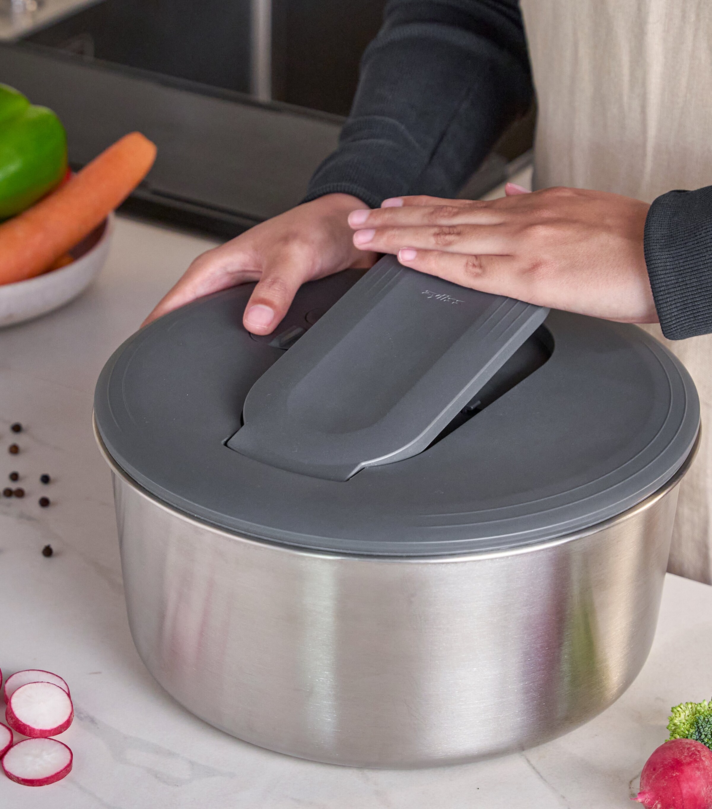 Cole & Mason Large Swift Dry Salad Spinner Beluga Grey Image 5
