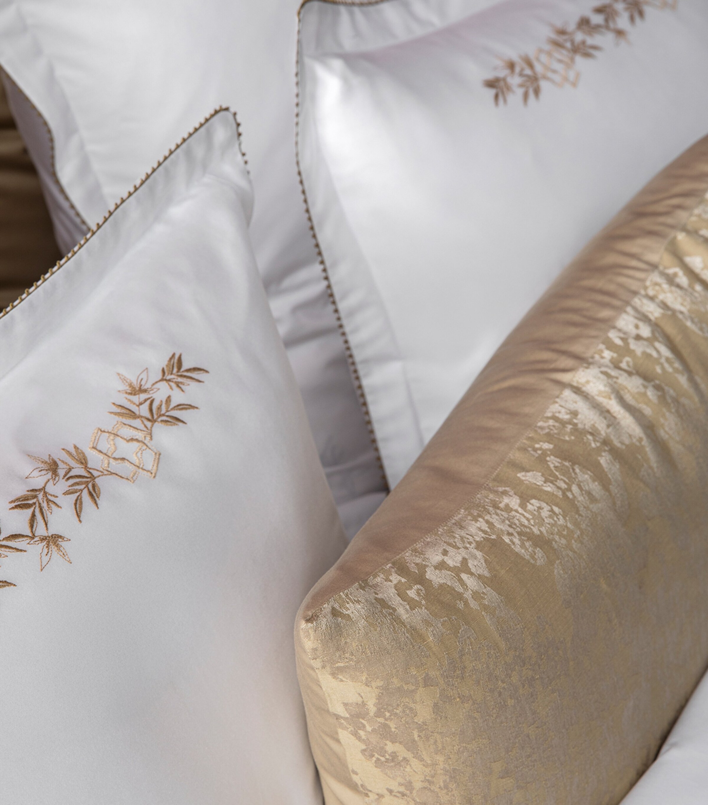 Organic Cotton Mirabeau Oxford Square Pillowcase (65cm x 65cm) WHT/GOLD Image 3