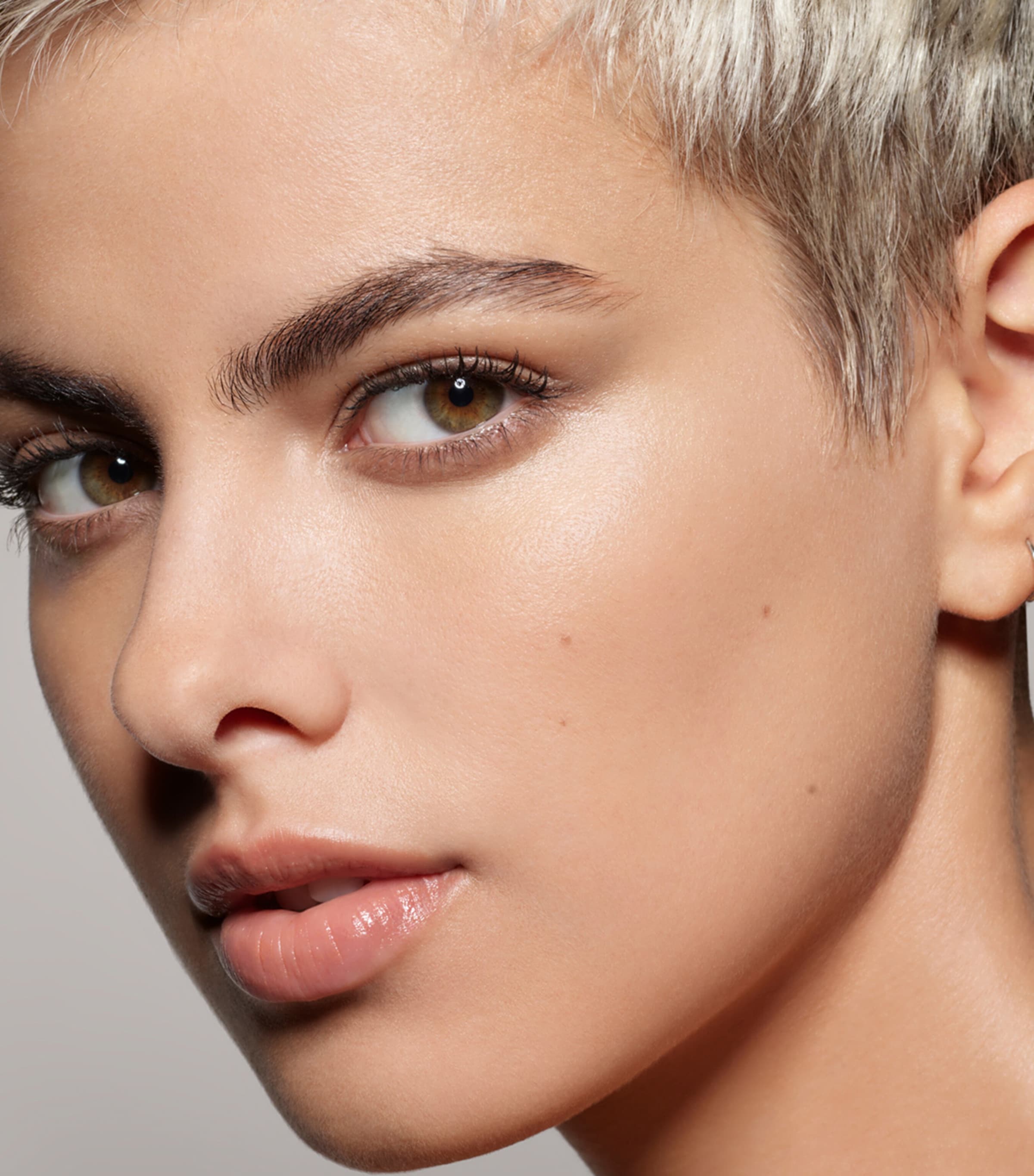 Skin Fetish: Sublime Perfection Foundation LIGHT MEDIUM 9 Image 3