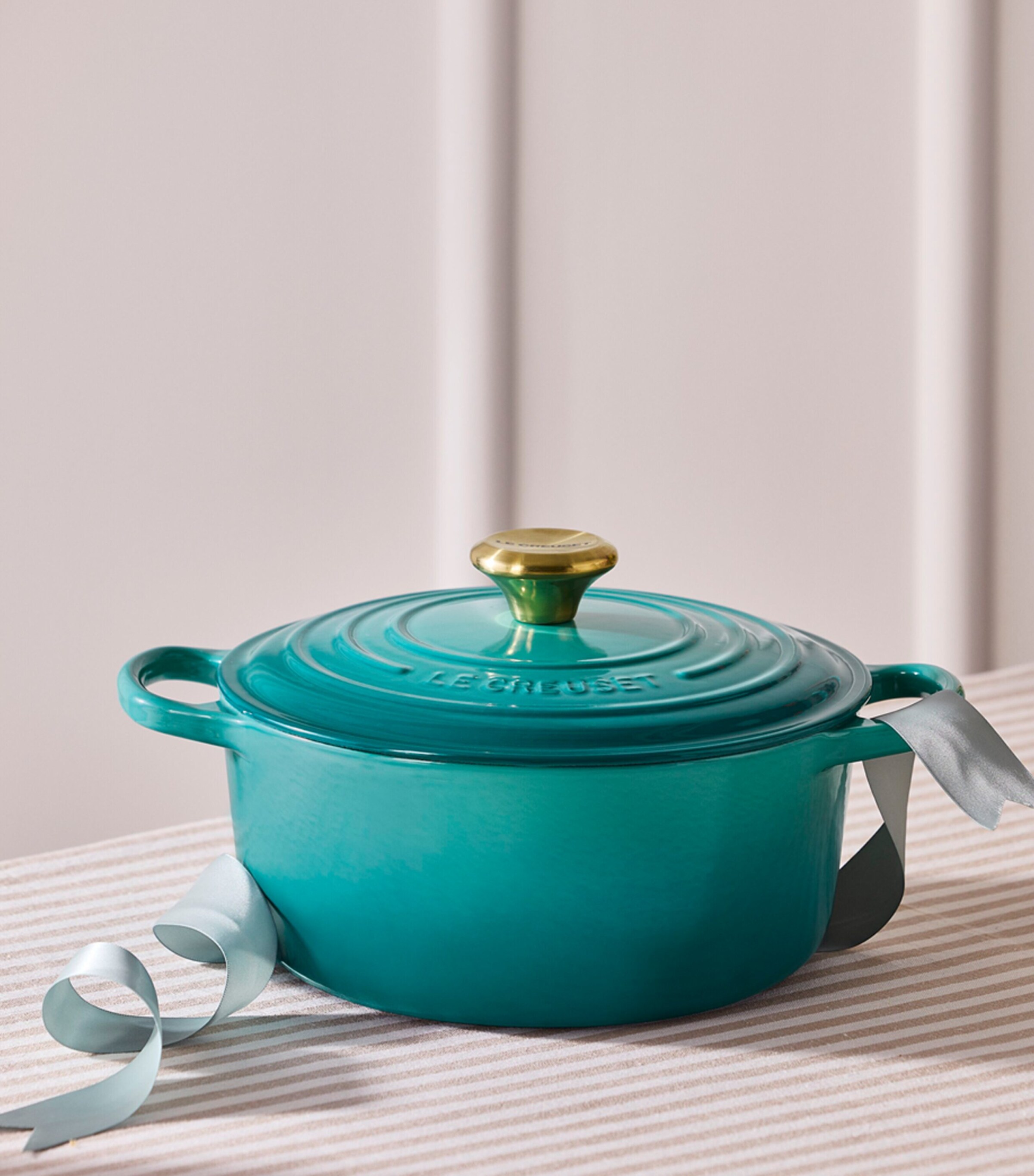 Le Creuset Cast Iron Round Casserole Dish (24cm) Bleu Riviera Image 6