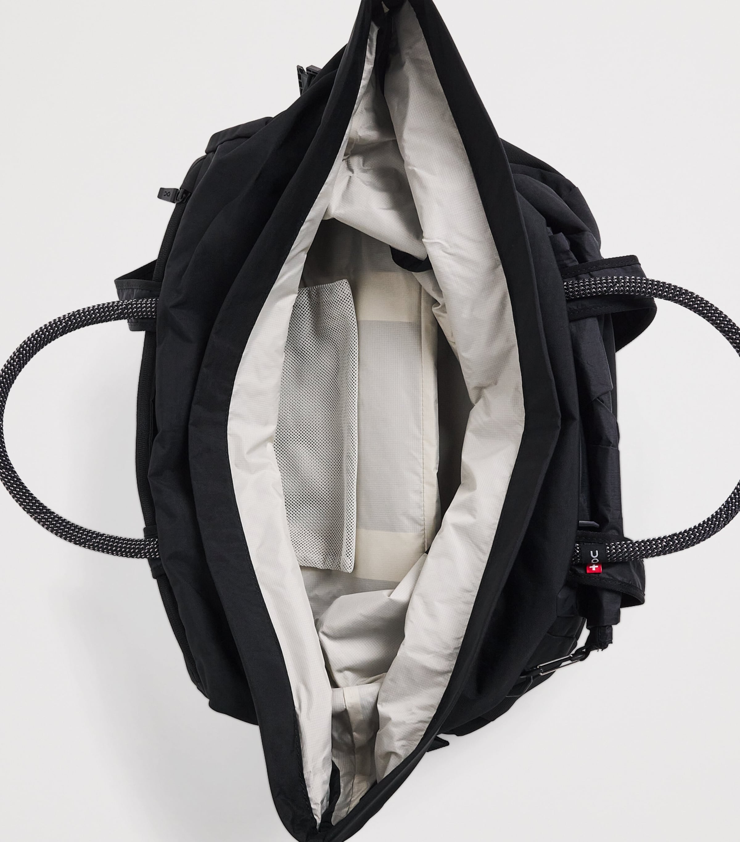 On Track Pack Elite Duffle Bag Black | Magnet Image 5