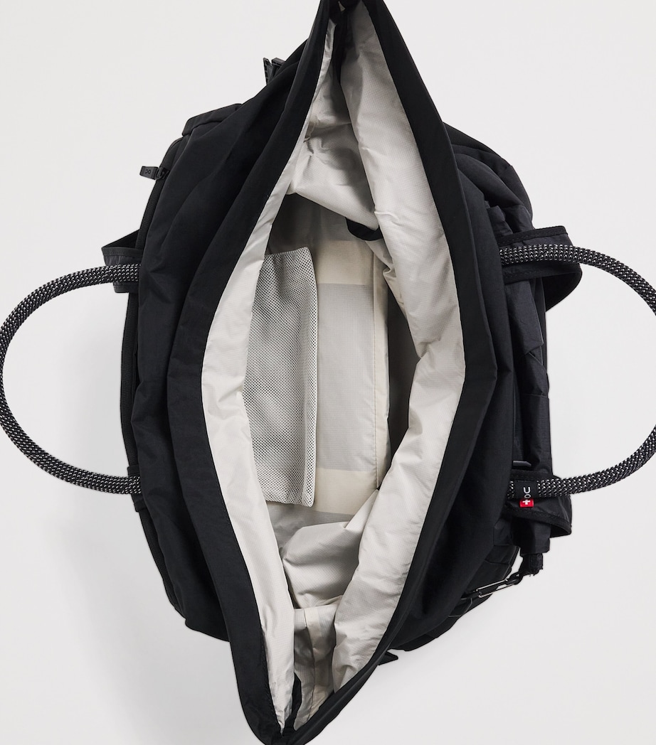 On Track Pack Elite Duffle Bag Black | Magnet Image 5