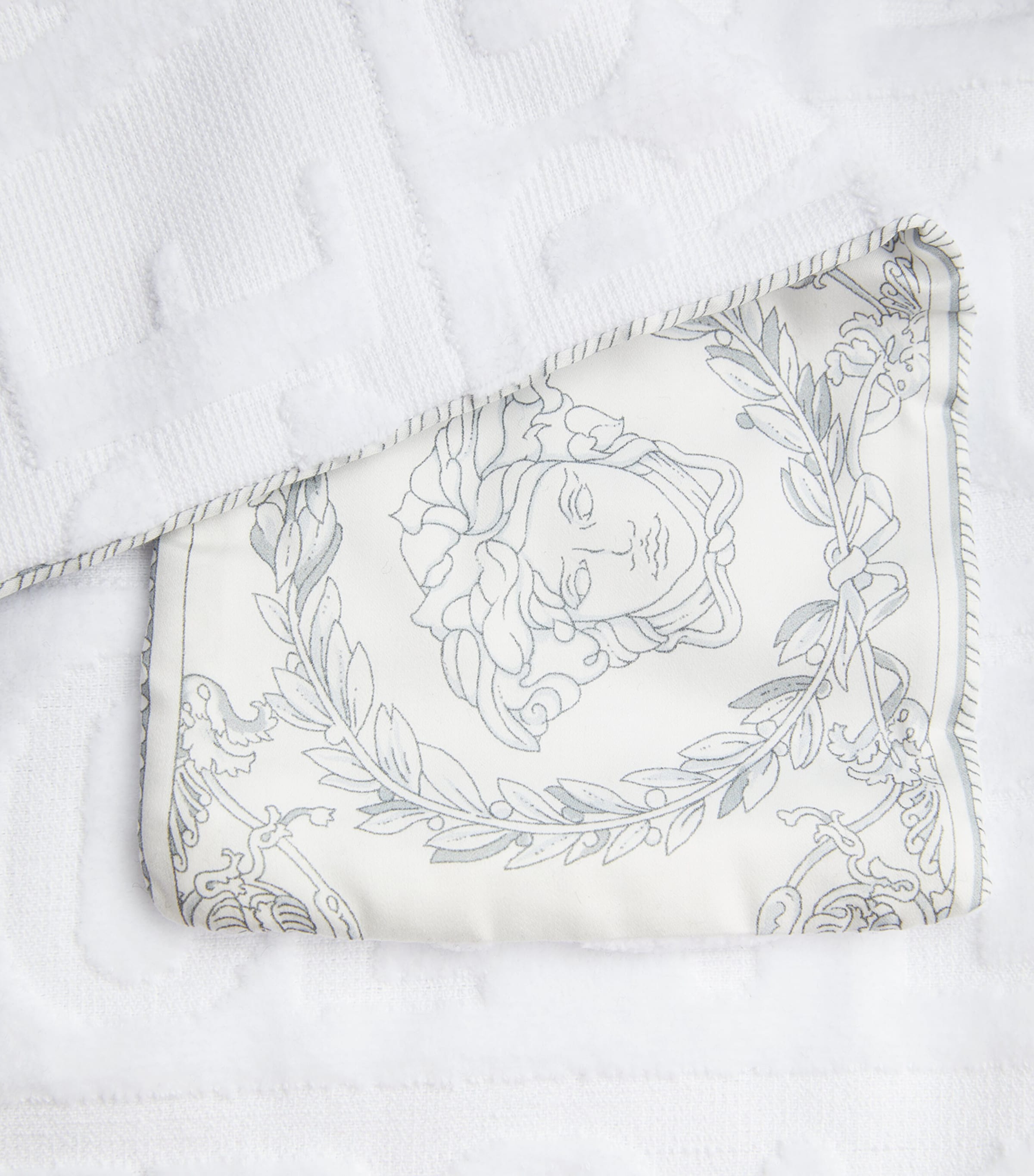 Baroque Bathrobe 5W380 WHT/WHT Image 4