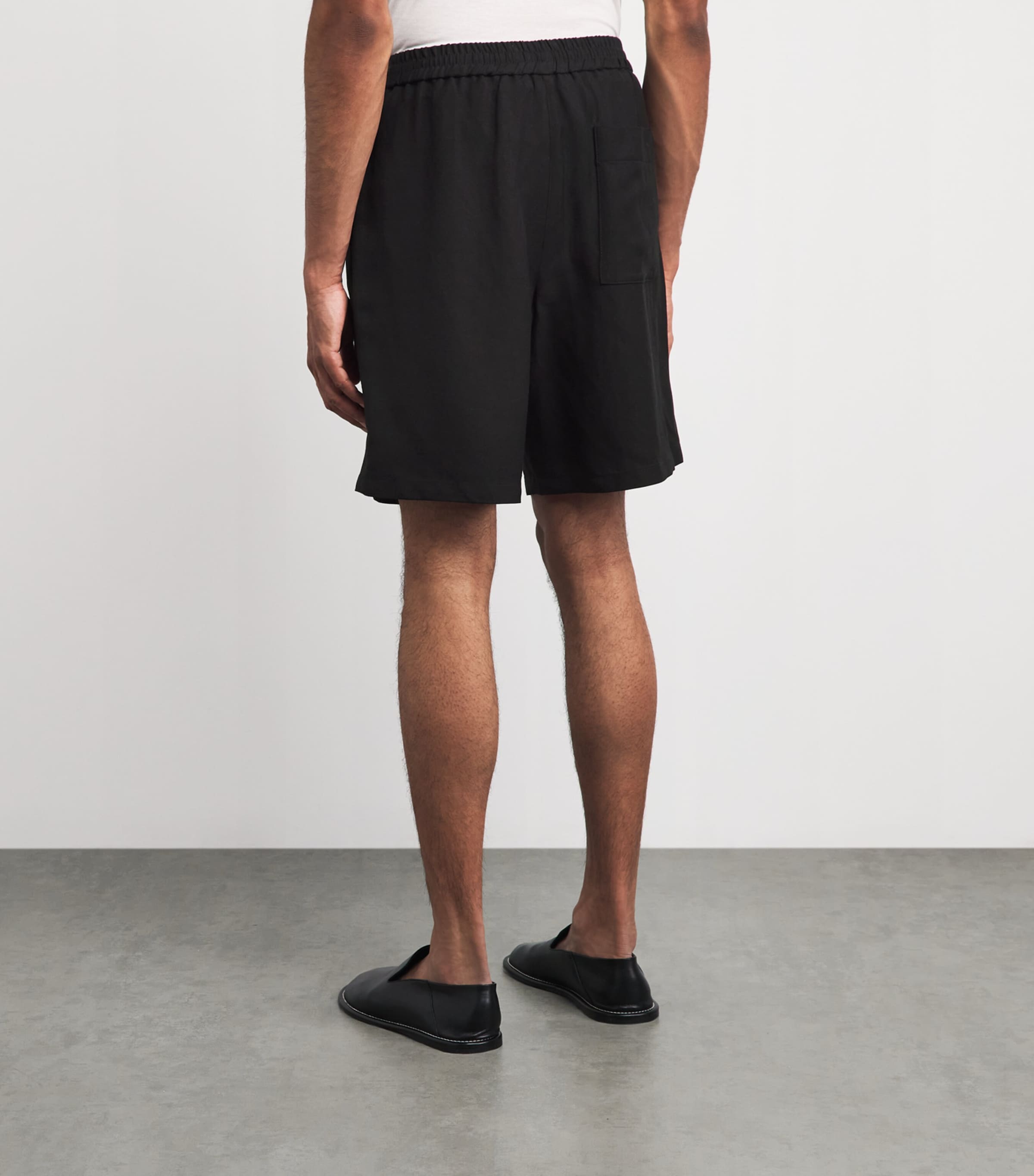 AMI Paris Mens Mid-Rise Straight Shorts Noir Image 5