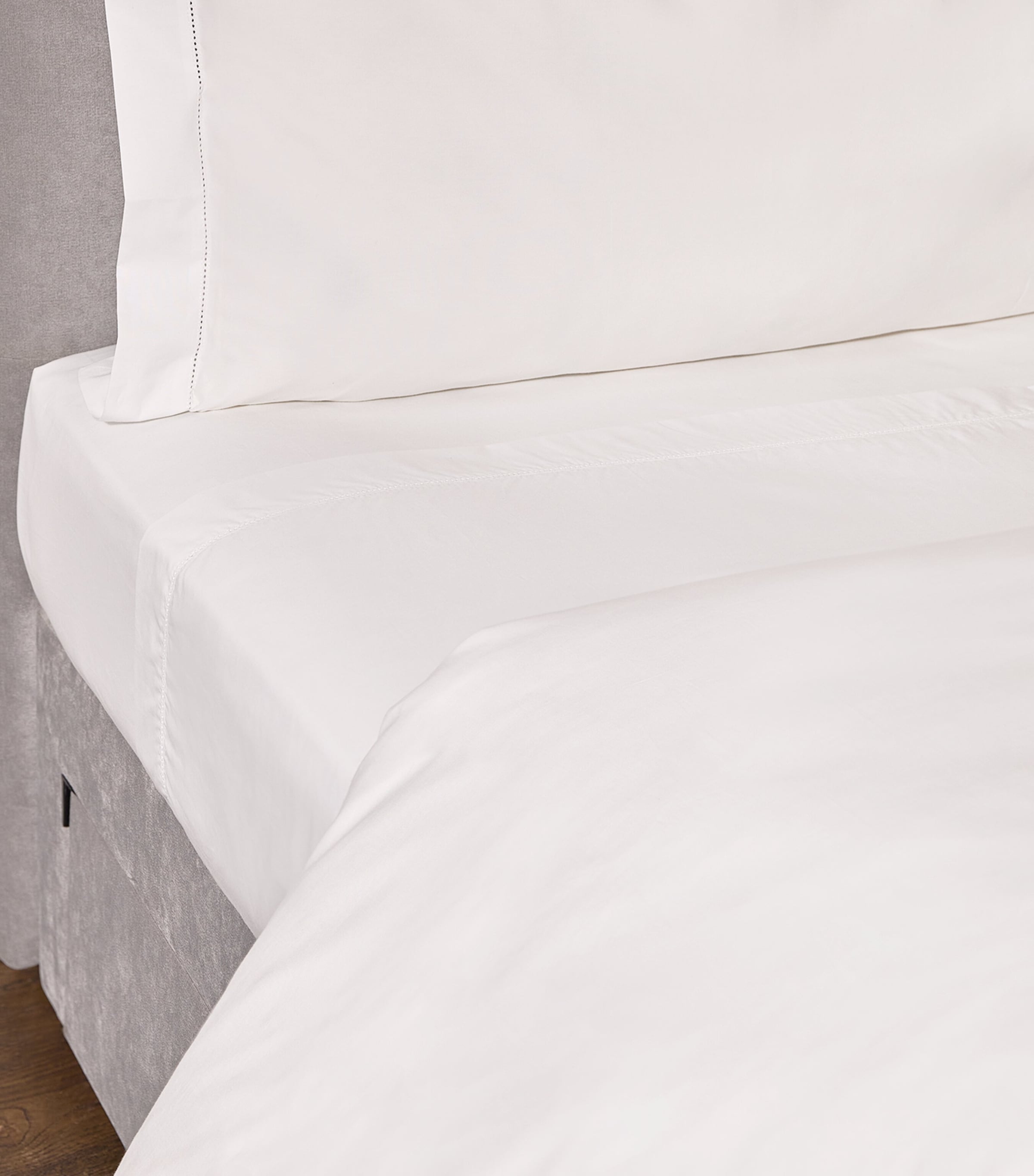 Cadogan King Flat Sheet (275cm x 275cm) WHITE Image 5