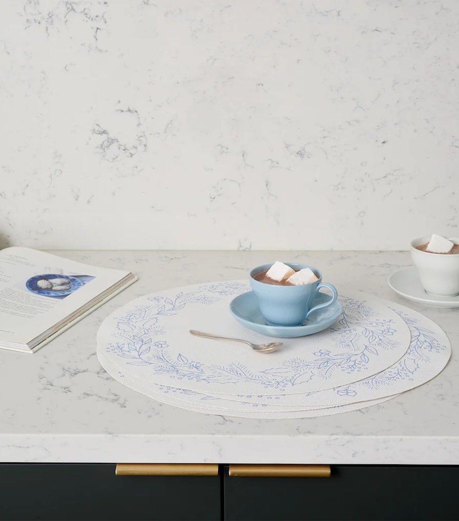 x Martha Stewart Wreath Placemat (38cm) FROST Image 3