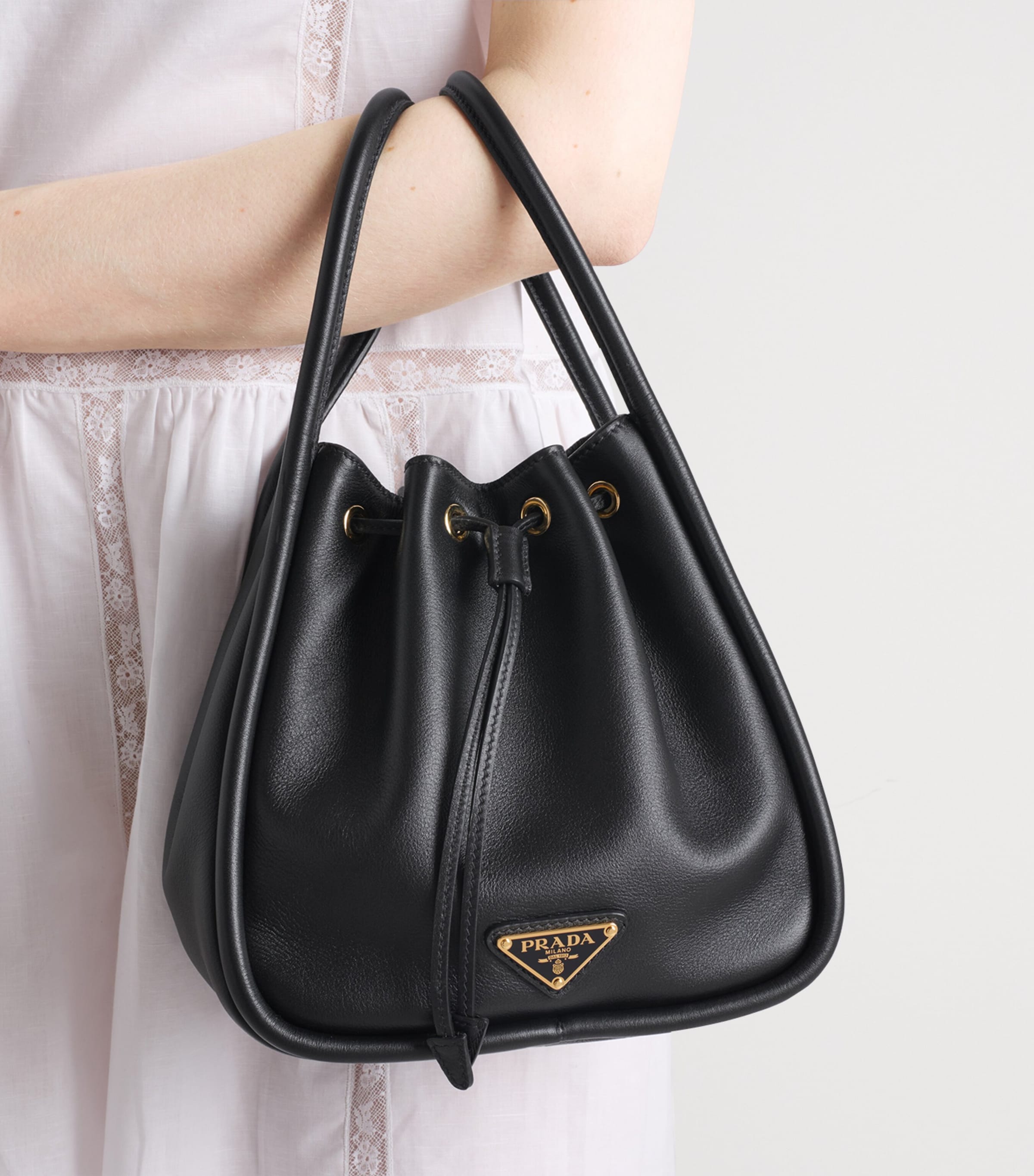 ショルダーバッグ・ポシェット PRADA PRADA DARLING MINI BUCKET BAG IN SUEDE cq5dam.web.hebebed.600.600.jpg