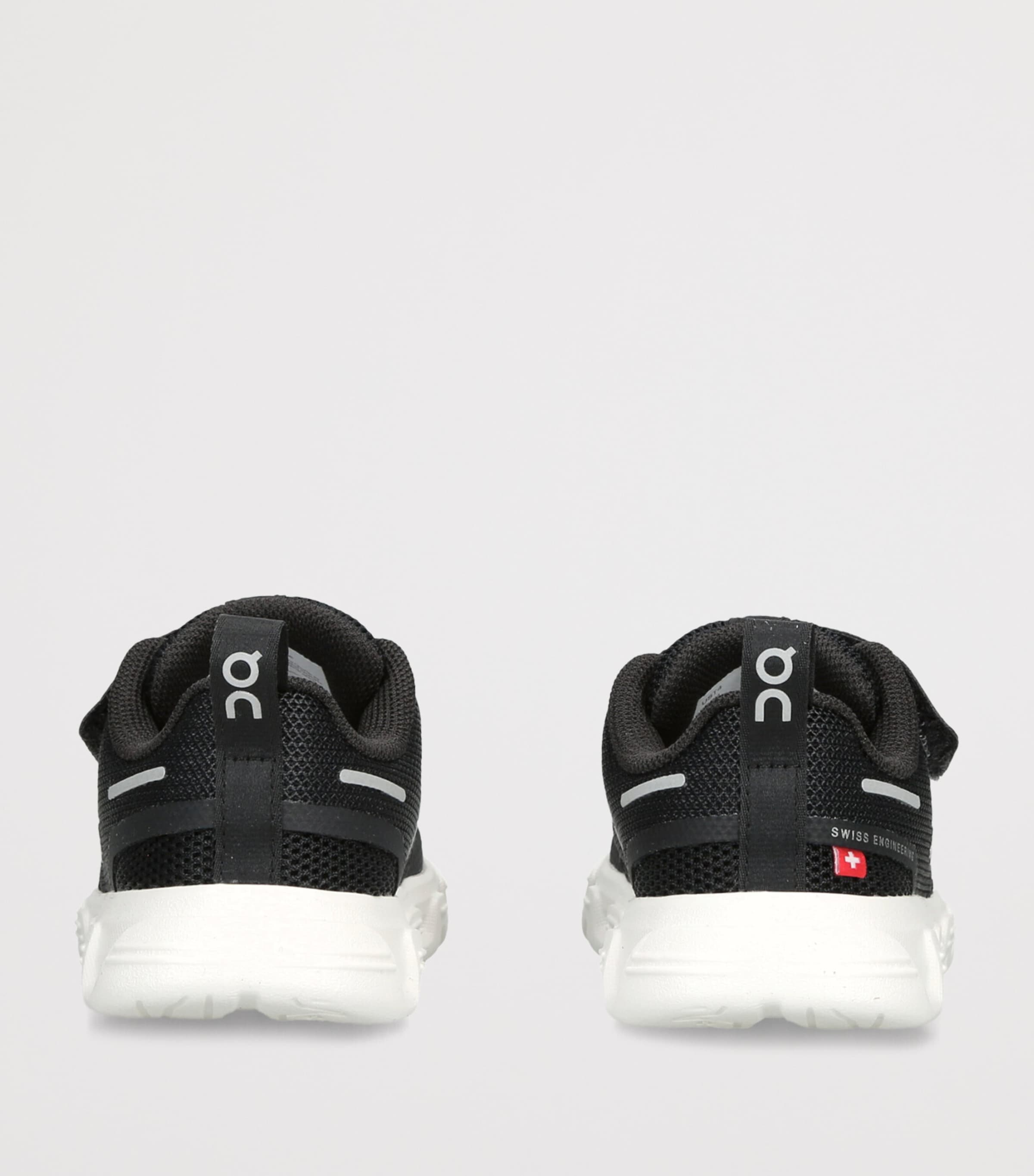 ON Running Cloud Dash Trainers Blk/white Image 4