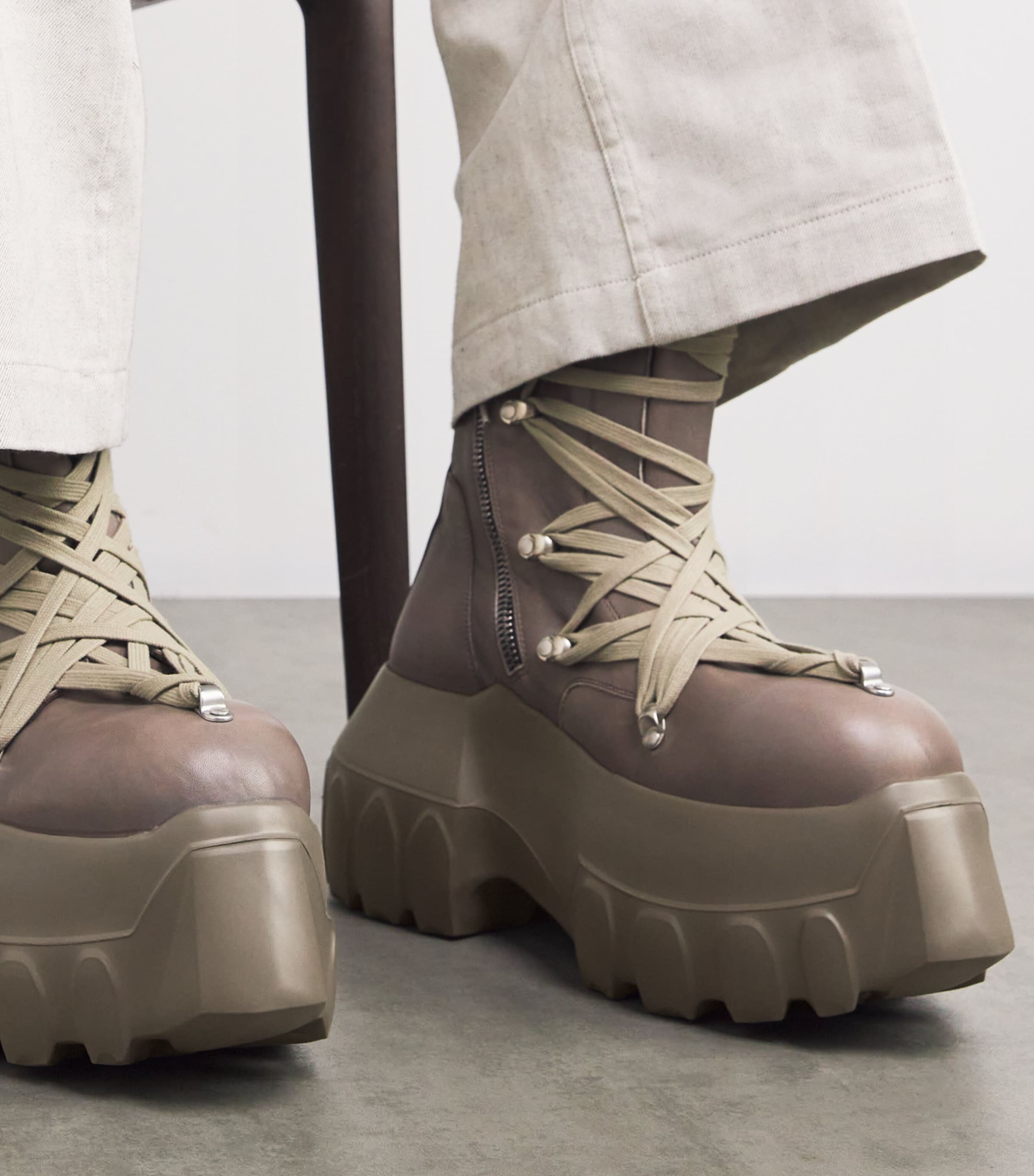 Megalaced Mega Tractor leather combat boots in grey - Rick