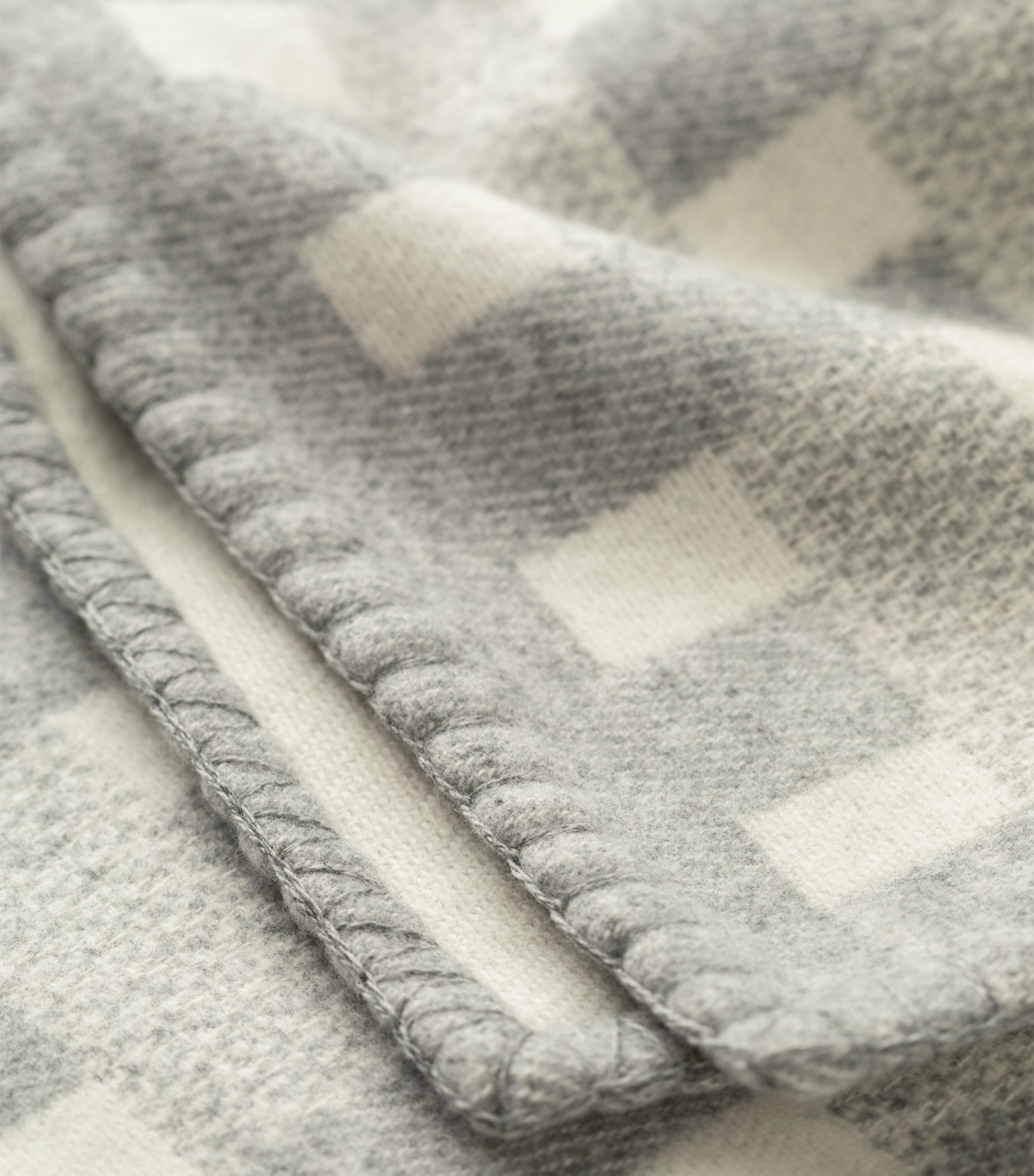Johnstons Of Elgin Wool-Cashmere Basketweave Throw (190cm x 140cm) Light Grey & White Image 3