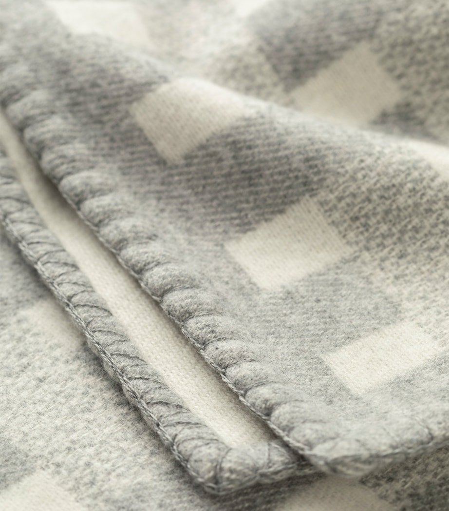 Johnstons Of Elgin Wool-Cashmere Basketweave Throw (190cm x 140cm) Light Grey & White Image 3
