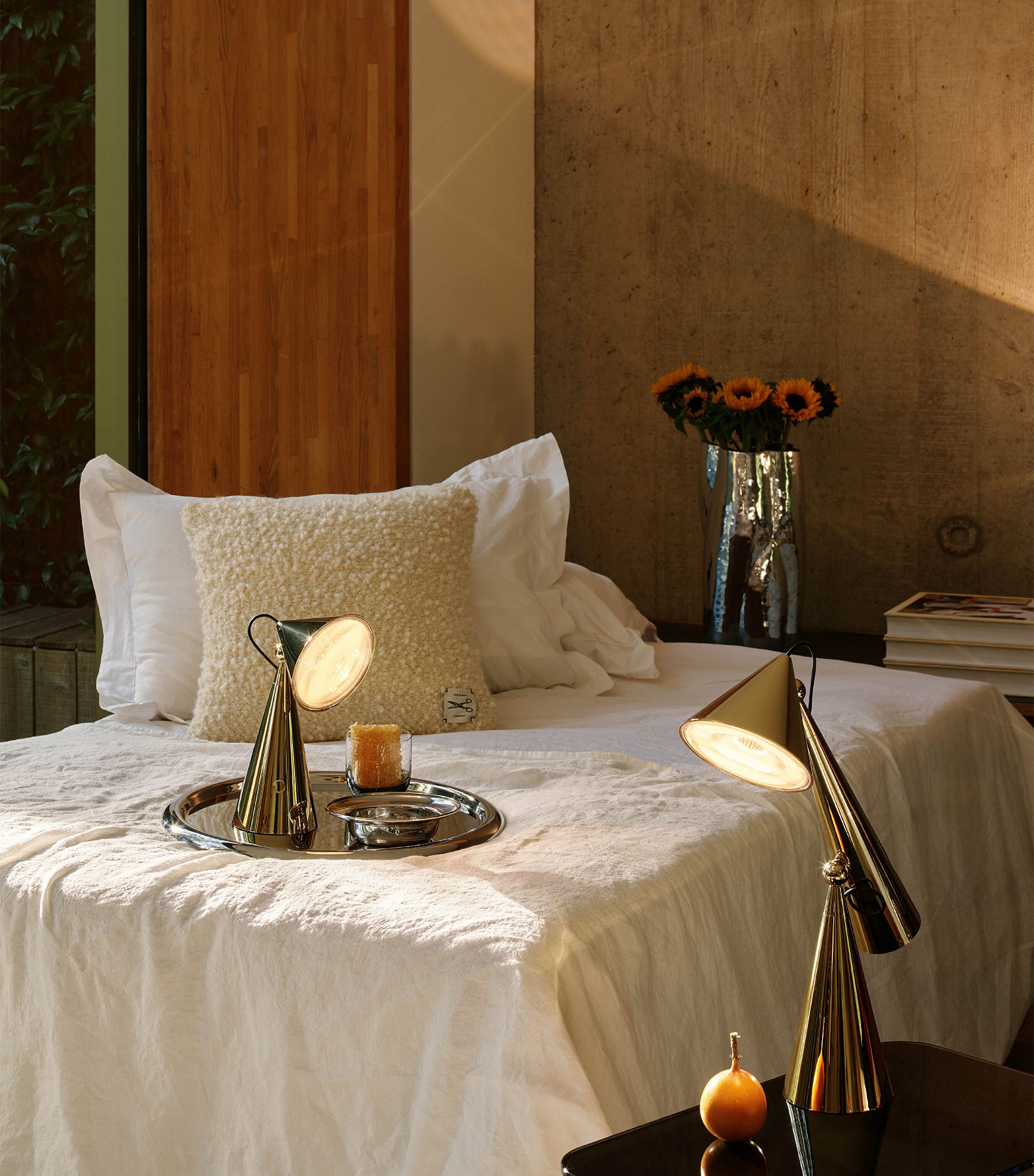 Pose Table Lamp GOLD Image 6